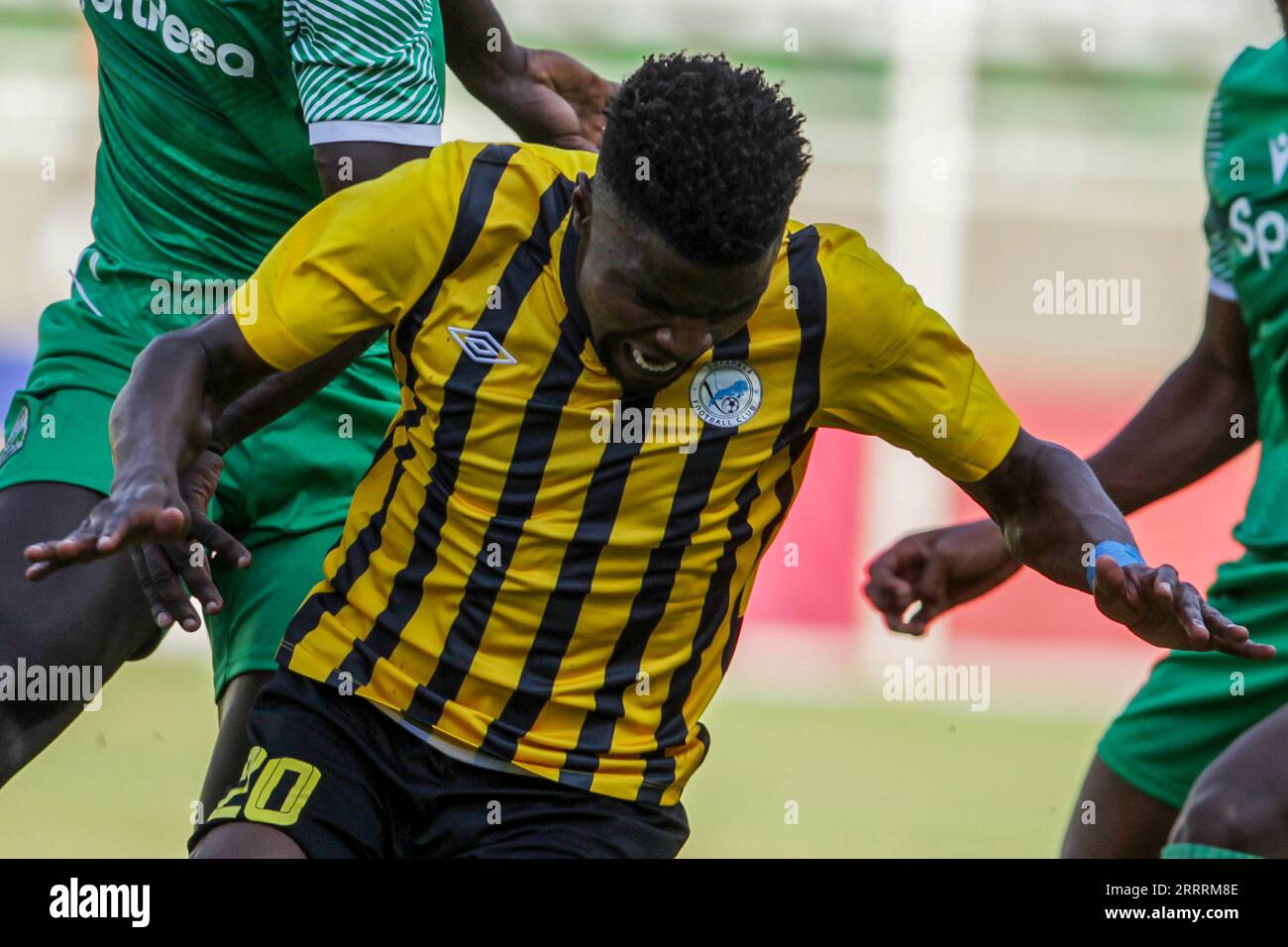 KASARANI, KENIA - AUGUST 26: Sofapaka Simon Munala schirmt Gor Mahia Alpha Onyango (links) und Patrick Sibomana während des Kenianischen Premier League-Spiels ab Stockfoto