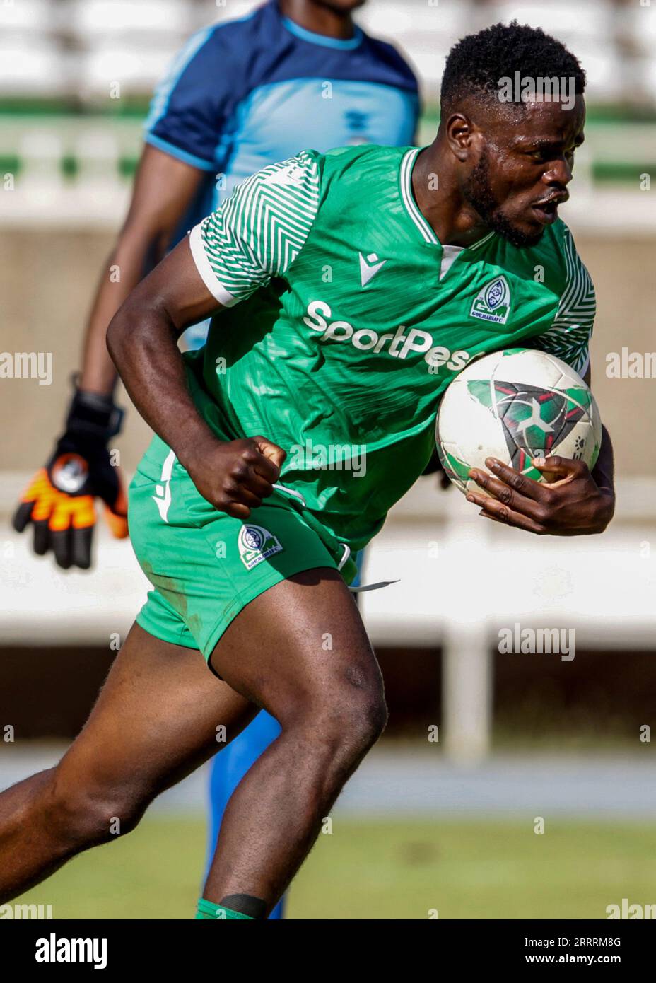 KASARANI, KENIA - AUGUST 26: GOR Mahia Benson Omalla reagiert nach seinem Tor gegen Sofapaka während des kenianischen Premier-League-Spiels zwischen Gor Mahia A Stockfoto