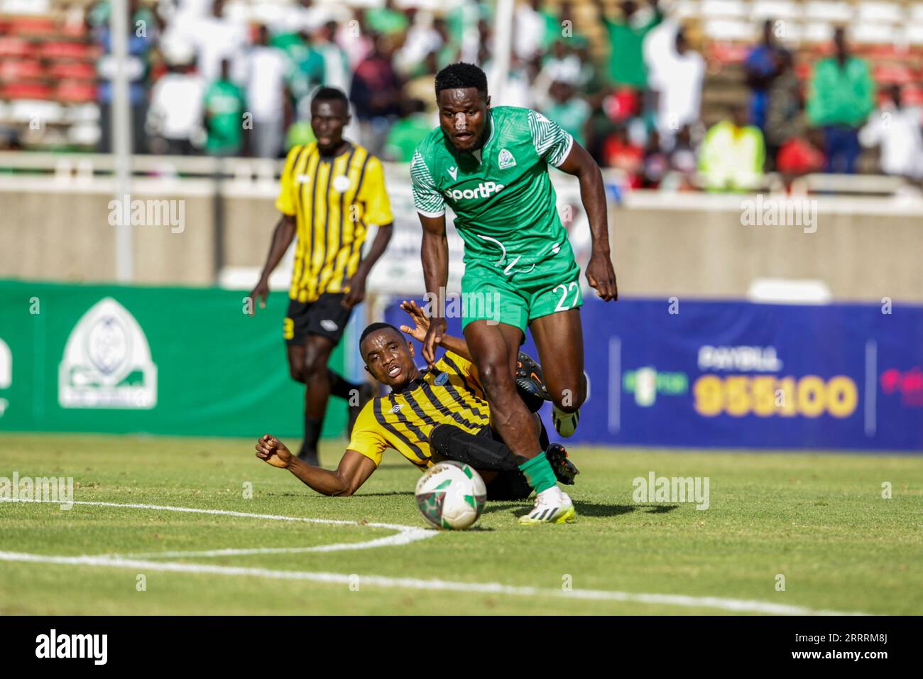 KASARANI, KENIA - AUGUST 26: GOR Mahia Benson Omalla dribbelt im ersten Spiel zwischen Gor Mahia und S an Sofapaka Omar Moussa vorbei Stockfoto