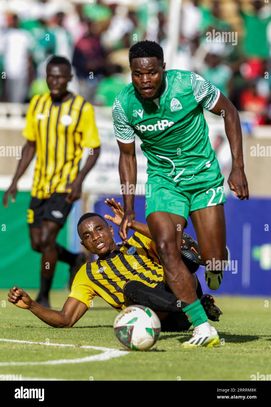 KASARANI, KENIA - AUGUST 26: GOR Mahia Benson Omalla dribbelt im ersten Spiel zwischen Gor Mahia und S an Sofapaka Omar Moussa vorbei Stockfoto