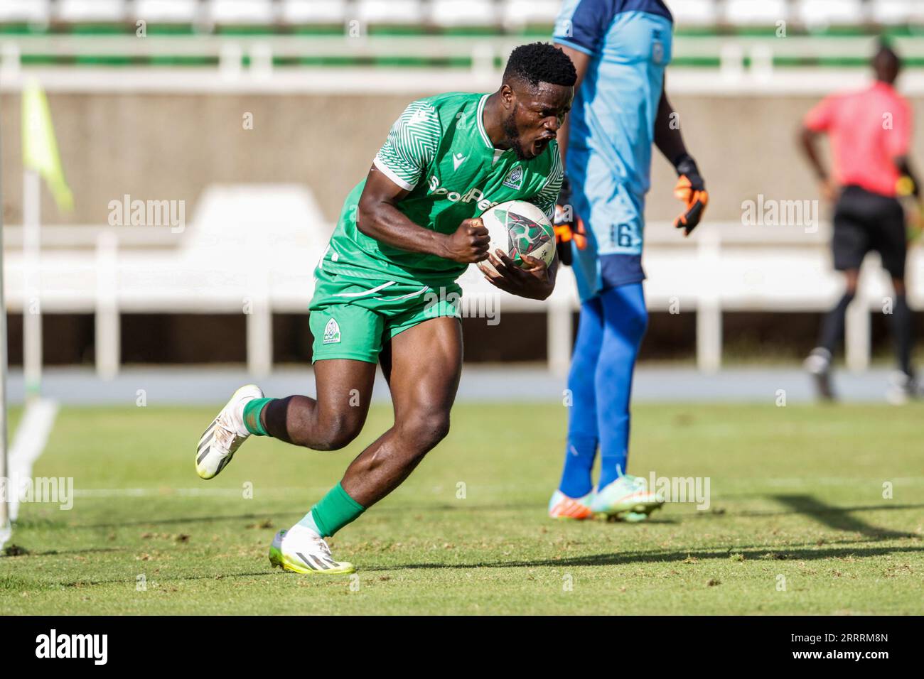 KASARANI, KENIA - AUGUST 26: GOR Mahia Benson Omalla reagiert nach seinem Tor gegen Sofapaka während des kenianischen Premier-League-Spiels zwischen Gor Mahia A Stockfoto