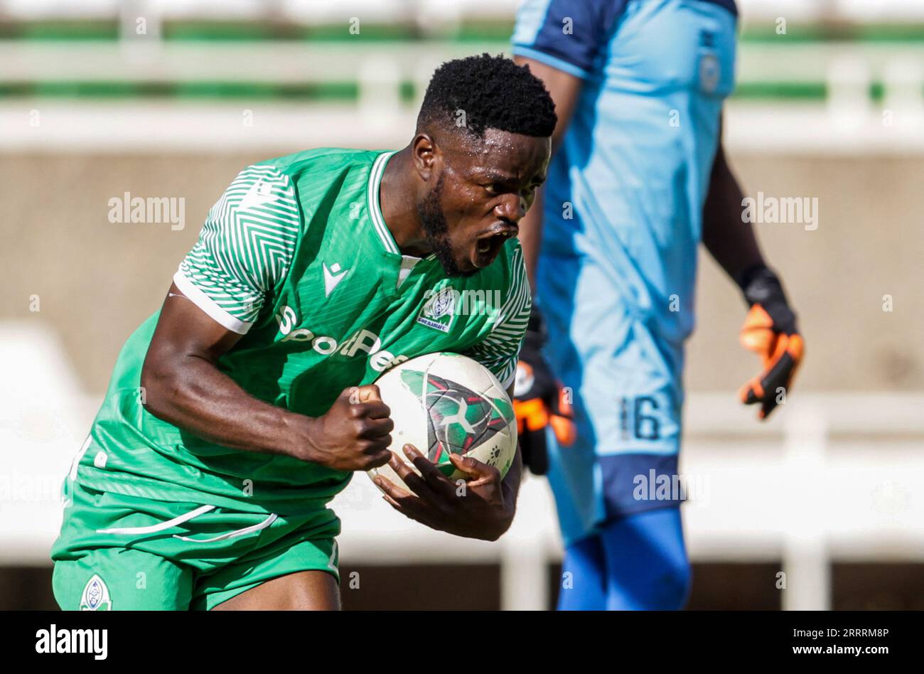 KASARANI, KENIA - AUGUST 26: GOR Mahia Benson Omalla reagiert nach seinem Tor gegen Sofapaka während des kenianischen Premier-League-Spiels zwischen Gor Mahia A Stockfoto
