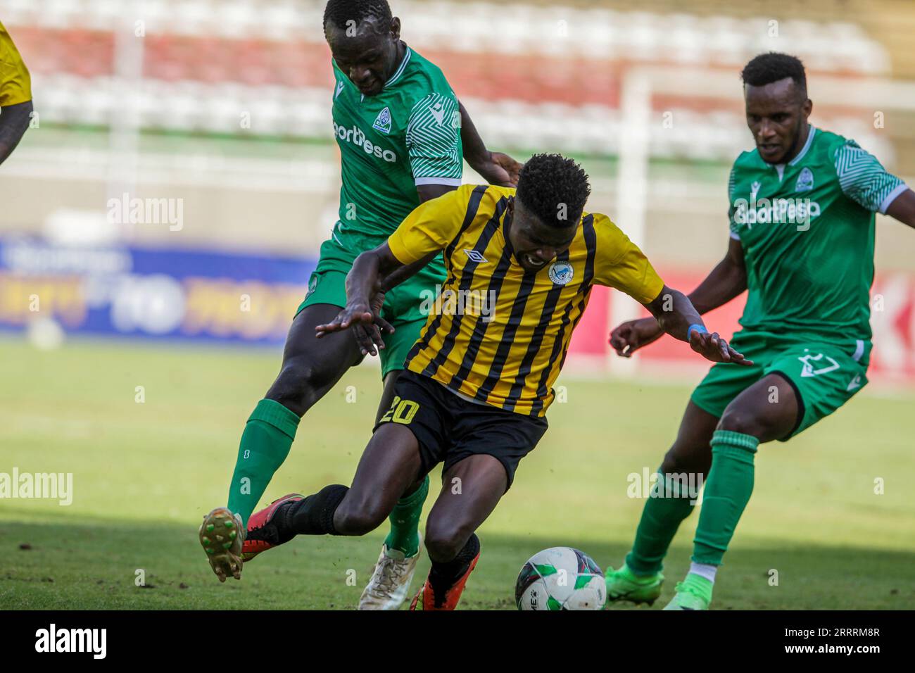KASARANI, KENIA - AUGUST 26: Sofapaka Simon Munala schirmt Gor Mahia Alpha Onyango (links) und Patrick Sibomana während des Kenianischen Premier League-Spiels ab Stockfoto