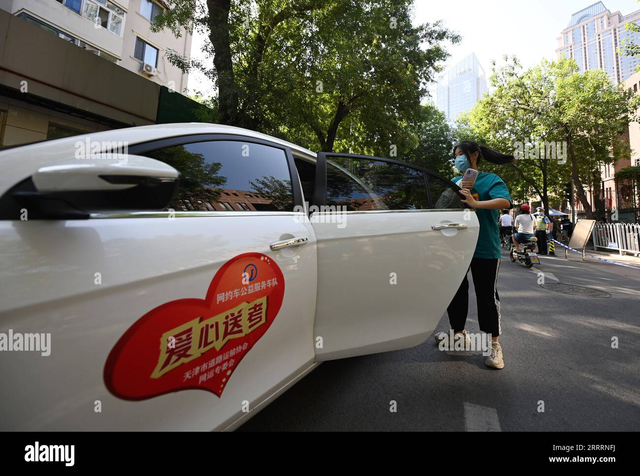 230607 -- TIANJIN, 7. Juni 2023 -- ein Prüfungsteilnehmer steigt aus einem freiwilligen Taxi an einem Prüfungsort im nordchinesischen Tianjin, 7. Juni 2023. Chinas nationale Aufnahmeprüfung für das College, auch bekannt als Gaokao, begann dieses Jahr am Mittwoch. CHINA-COLLEGE ENTRANCE EXAM-START CN ZHAOXZISHUO PUBLICATIONXNOTXINXCHN Stockfoto