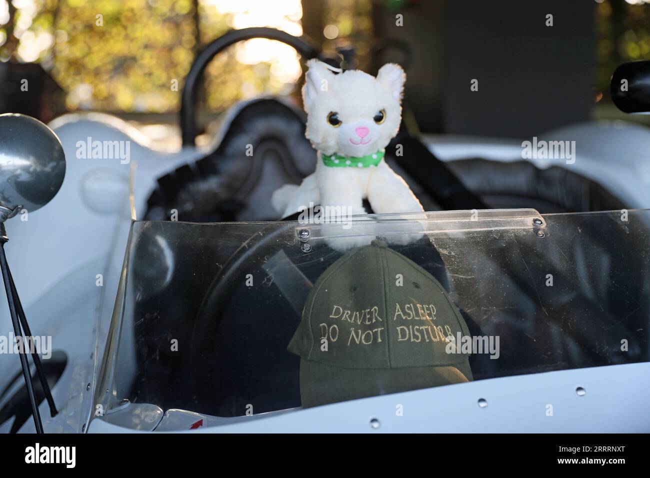 Goodwood, West Sussex, Großbritannien. September 2023. Der Fahrer schläft nicht im Goodwood Revival in Goodwood, West Sussex, Großbritannien. © Malcolm Greig/Alamy Live News Stockfoto