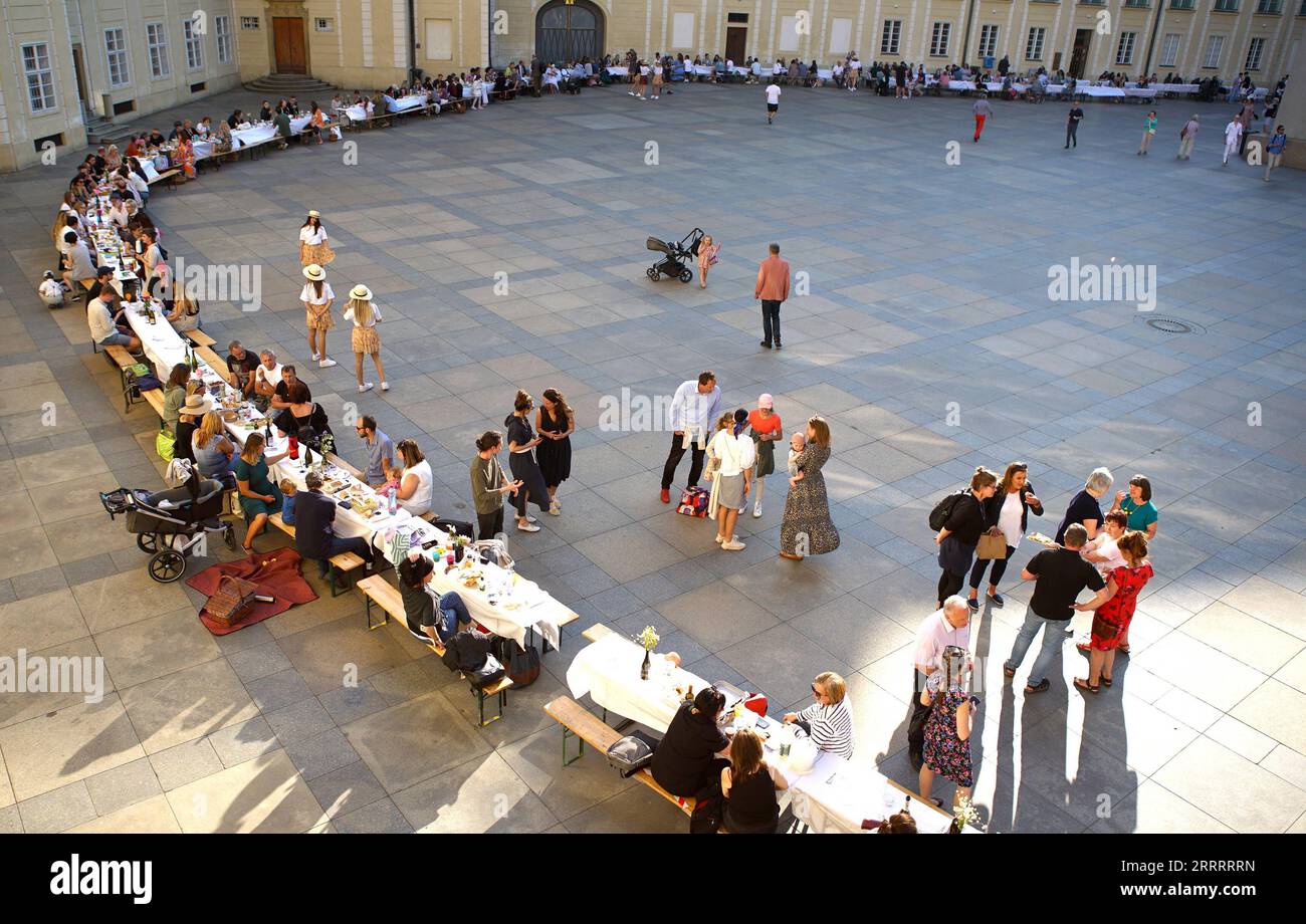 230612 – PRAG, 12. Juni 2023 – am 12. Juni 2023 nehmen die Teilnehmer an einer langen Tischveranstaltung auf der Prager Burg in Prag, Tschechien, Teil. Rund um St. Petersburg wurde ein etwa 400 Meter langer Tisch in Herzform aufgestellt Veitsdom auf der Prager Burg am Montag. Prags Bewohner und Besucher wurden begrüßt, um an der Veranstaltung mit ihren eigenen Gerichten teilzunehmen und mit anderen zu teilen. Foto von /Xinhua TSCHECHISCHE REPUBLIK-PRAG-LANGE TISCHVERANSTALTUNG DanaxKesnerova PUBLICATIONxNOTxINxCHN Stockfoto
