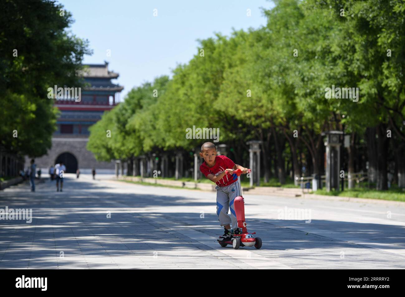 230613 -- PEKING, 13. Juni 2023 -- Ein Junge hat Spaß im Yongdingmen Park im Süden Pekings, Hauptstadt von China, 6. Juni 2023. Die in der Yuan-Dynastie von 1271 bis 1368 geschaffene Zentralachse von Peking (Zhongzhouxian) erstreckt sich 7,8 Kilometer zwischen dem Yongding-Tor Yongdingmen im Süden der Stadt und dem Trommelturm und dem Glockenturm im Norden. Die meisten der großen Gebäude der Altstadt Pekings liegen entlang dieser Achse. Vierzehn historische Orte entlang der Achse, darunter Qianmen, die Verbotene Stadt, Jingshan Park, die Trommel- und Glockentürme und der Tian-Anmen-Platz, wurden als Schlüsselherit identifiziert Stockfoto