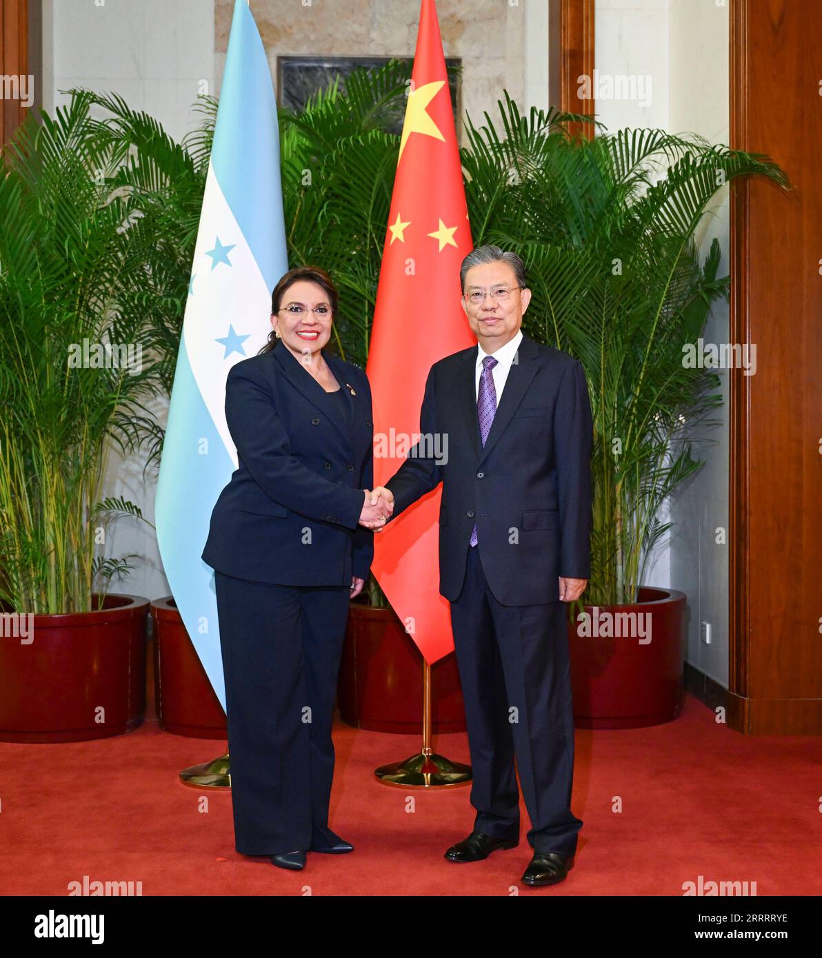 230613 -- PEKING, 13. Juni 2023 -- Zhao Leji, Vorsitzender des Ständigen Ausschusses des Nationalen Volkskongresses, trifft sich mit der Präsidentin der Republik Honduras Iris Xiomara Castro Sarmiento in Peking, der Hauptstadt Chinas, am 13. Juni 2023. CHINA-PEKING-ZHAO LEJI-HONDURAN PRESIDENT-CASTRO-MEETING CN ZHANGXLING PUBLICATIONXNOTXINXCHN Stockfoto