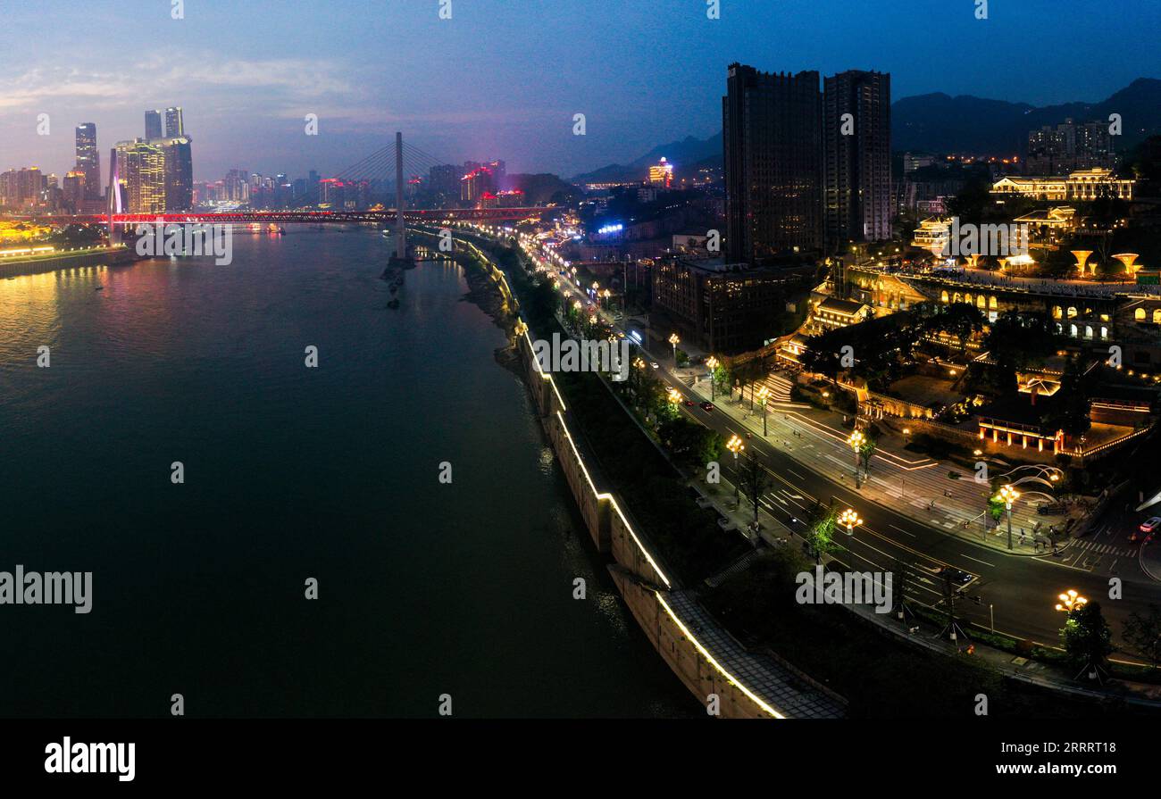 230613 -- CHONGQING, 13. Juni 2023 -- dieses gestickte Luftbild zeigt Touristen, die den nächtlichen Blick in Chongqings eröffnendem Port Heritage Park im südwestchinesischen Chongqing genießen, 9. Juni 2023. Ein dreistöckiges westliches Gebäude, das von traditionellen chinesischen Dachkämmen bedeckt ist, glitzert im eröffnenden Port Heritage Park von Chongqing am Südufer des Yangtze River in der südwestchinesischen Gemeinde Chongqing. Das Gebäude wurde 1896 vom britischen Geschäftsmann Archibald John Little erbaut und diente einst als renommiertes ausländisches Unternehmen in Chongqing. Die kleine Firma war auch die erste ausländische Firma in Chongqing, als Chongqin Stockfoto