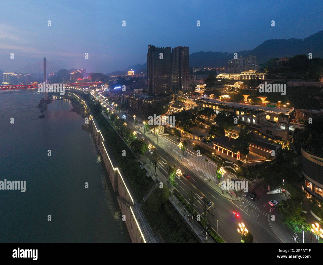 230613 -- CHONGQING, 13. Juni 2023 -- dieses Luftbild zeigt den Nachtblick in Chongqings Eröffnungs-Port Heritage Park im südwestchinesischen Chongqing, 9. Juni 2023. Ein dreistöckiges westliches Gebäude, das von traditionellen chinesischen Dachkämmen bedeckt ist, glitzert im eröffnenden Port Heritage Park von Chongqing am Südufer des Yangtze River in der südwestchinesischen Gemeinde Chongqing. Das Gebäude wurde 1896 vom britischen Geschäftsmann Archibald John Little erbaut und diente einst als renommiertes ausländisches Unternehmen in Chongqing. Das kleine Unternehmen war auch das erste ausländische Unternehmen in Chongqing, als Chongqing seinen Hafen eröffnete. Kleine s Stockfoto