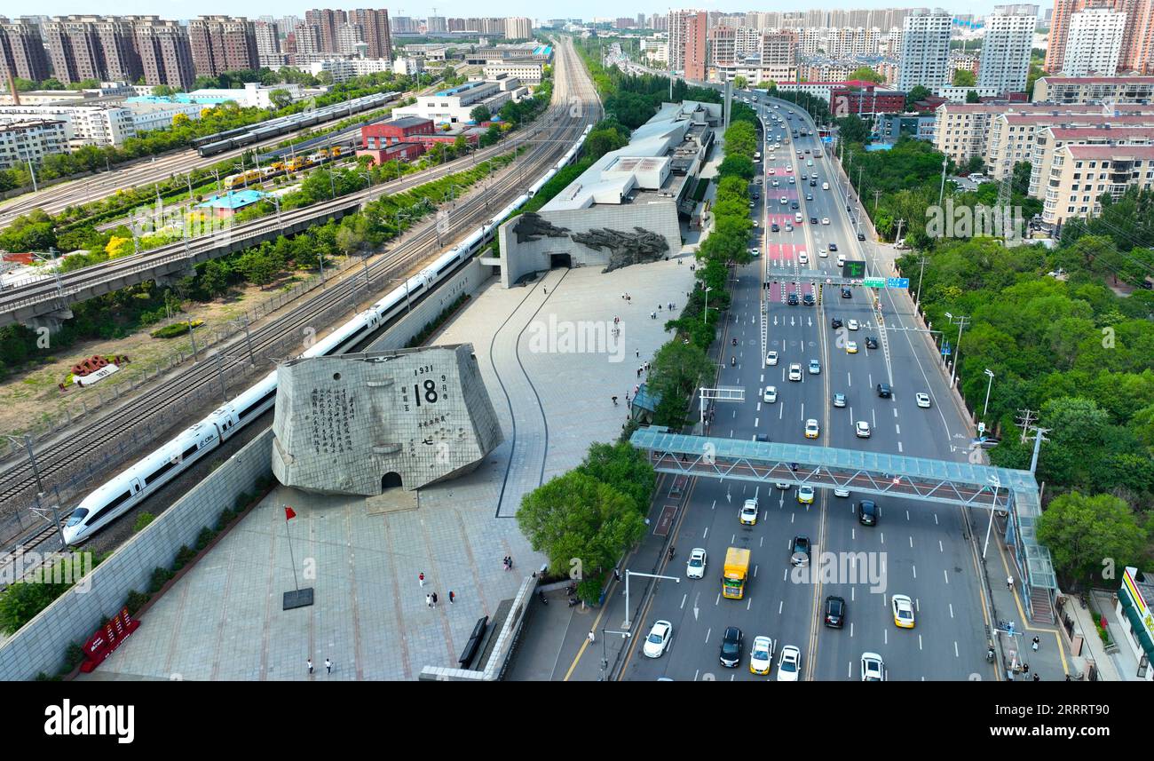 230614 -- SHENYANG, 14. Juni 2023 -- Ein Kugelzug fährt am Historischen Museum 9,18 vorbei, einem Museum für den Vorfall vom 18. September, der den Beginn der japanischen Invasion in China markierte, in Shenyang, der Hauptstadt der nordöstlichen chinesischen Provinz Liaoning, 6. Juni 2023. Shenyang, eine Stadt mit einer Geschichte von mehr als 2.000 Jahren, ist ein wichtiger Produktions- und Verkehrsknotenpunkt im Nordosten Chinas. CHINA-LIAONING-SHENYANG-CITY VIEWS CN YANGXQING PUBLICATIONXNOTXINXCHN Stockfoto