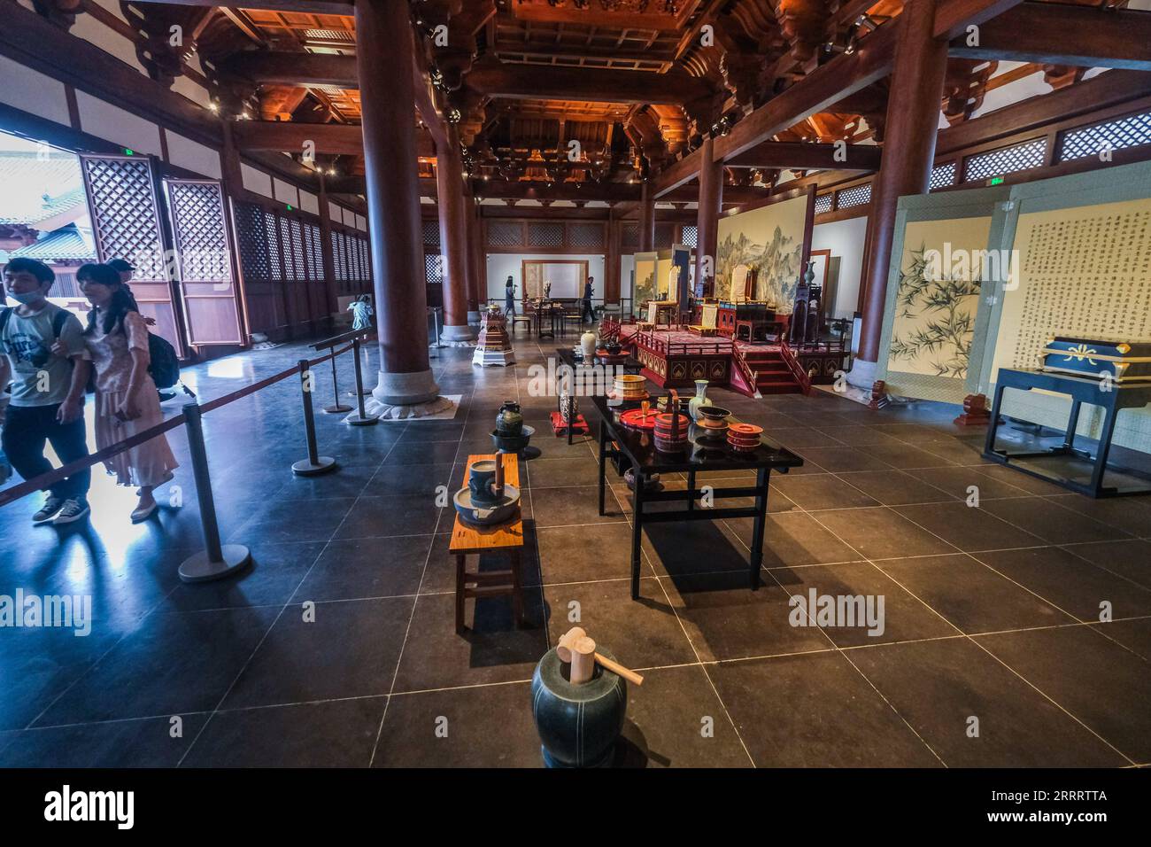 230614 -- HANGZHOU, 14. Juni 2023 -- Menschen besuchen das Museum der Ruinen des Deshou-Palastes der südlichen Song-Dynastie in Hangzhou, ostchinesische Provinz Zhejiang, 6. Juni 2023. Hangzhou mit seinem reichen kulturellen Erbe und seiner atemberaubenden natürlichen Schönheit hat sich als ein muss für Reisebegeisterte etabliert. CHINA-ZHEJIANG-HANGZHOU-ALTEHRWÜRDIGE STADT CN XUXYU PUBLICATIONXNOTXINXCHN Stockfoto