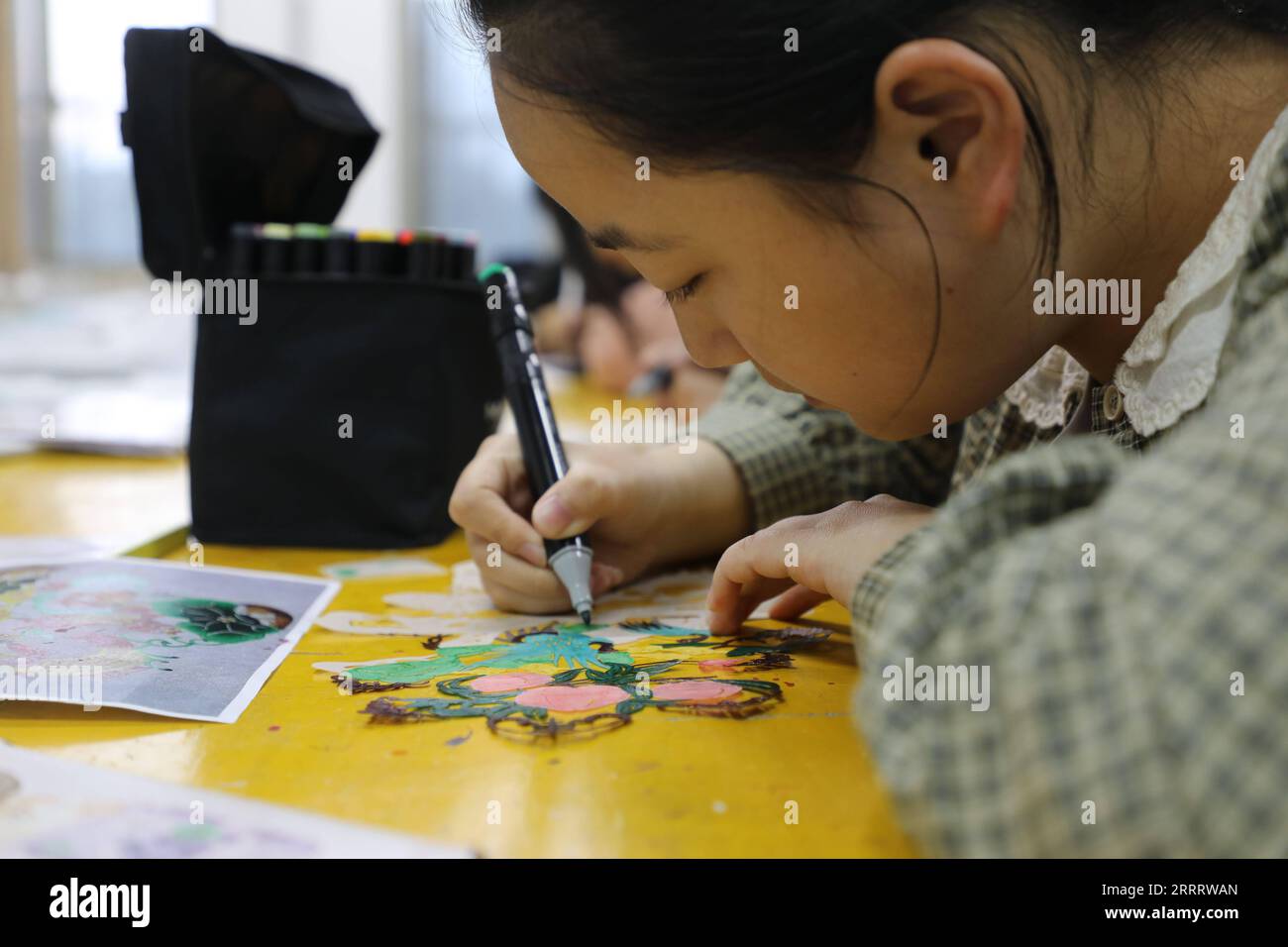 230615 -- LANZHOU, 15. Juni 2023 -- dieses Dateifoto, das am 11. Mai 2022 aufgenommen wurde, zeigt einem Studenten, wie er am College of Art in der Longdong Universität in Qingyang, Provinz Gansu im Nordwesten Chinas, Schattenspielrequisiten macht. MIT in ganz China: Alte chinesische Schattenpuppe mit erneuerter Vitalität CHINA-GANSU-SCHATTENPUPPE CN ZhangxRui PUBLICATIONxNOTxINxCHN Stockfoto