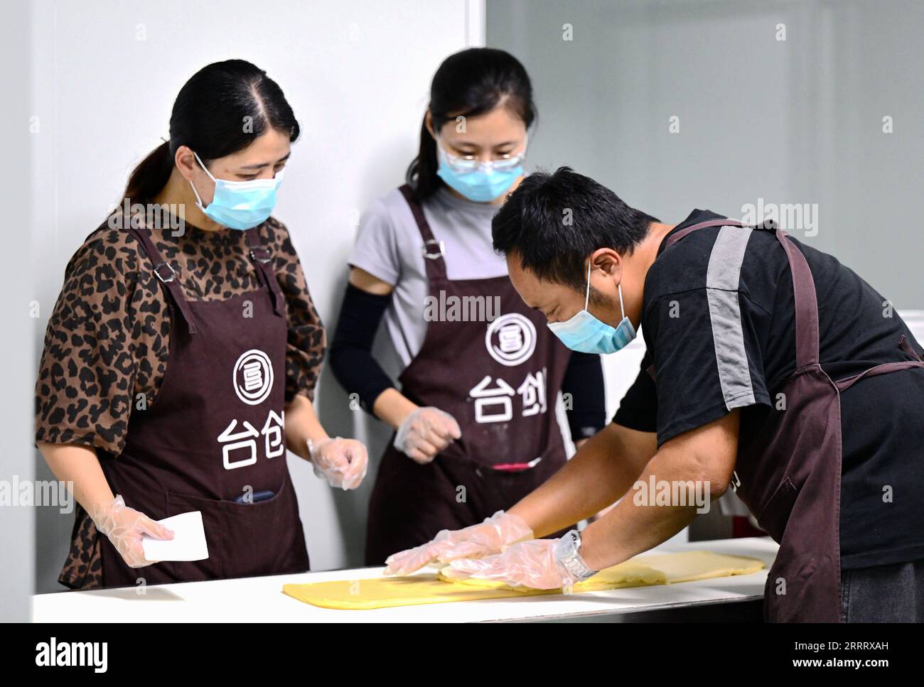 230616 -- PUTIAN, 16. Juni 2023 -- Chen Zhengxin R versucht, Krusten für Jabuticaba-Kuchen in Xianyou County, Putian City, südöstliche chinesische Provinz Fujian, 13. Juni 2023 zu machen. Chen Zhengxin wurde im Yunlin County im Südosten Chinas Taiwan geboren. 2001, im Alter von 18 Jahren, begann Chen sein Studium an der Fujian Agriculture and Forestry University. Nach dem Abschluss entschied sich Chen, in Fujian zu bleiben. Er und sein Vater fanden heraus, dass der Blumenmarkt auf dem chinesischen Festland großes Potenzial hatte, so dass sie in Xianyou County der Provinz Fujian blieben und sich auf die Pflanzindustrie konzentrierten. YE Liqing, Ehefrau von Chen Zhengxin, Stockfoto