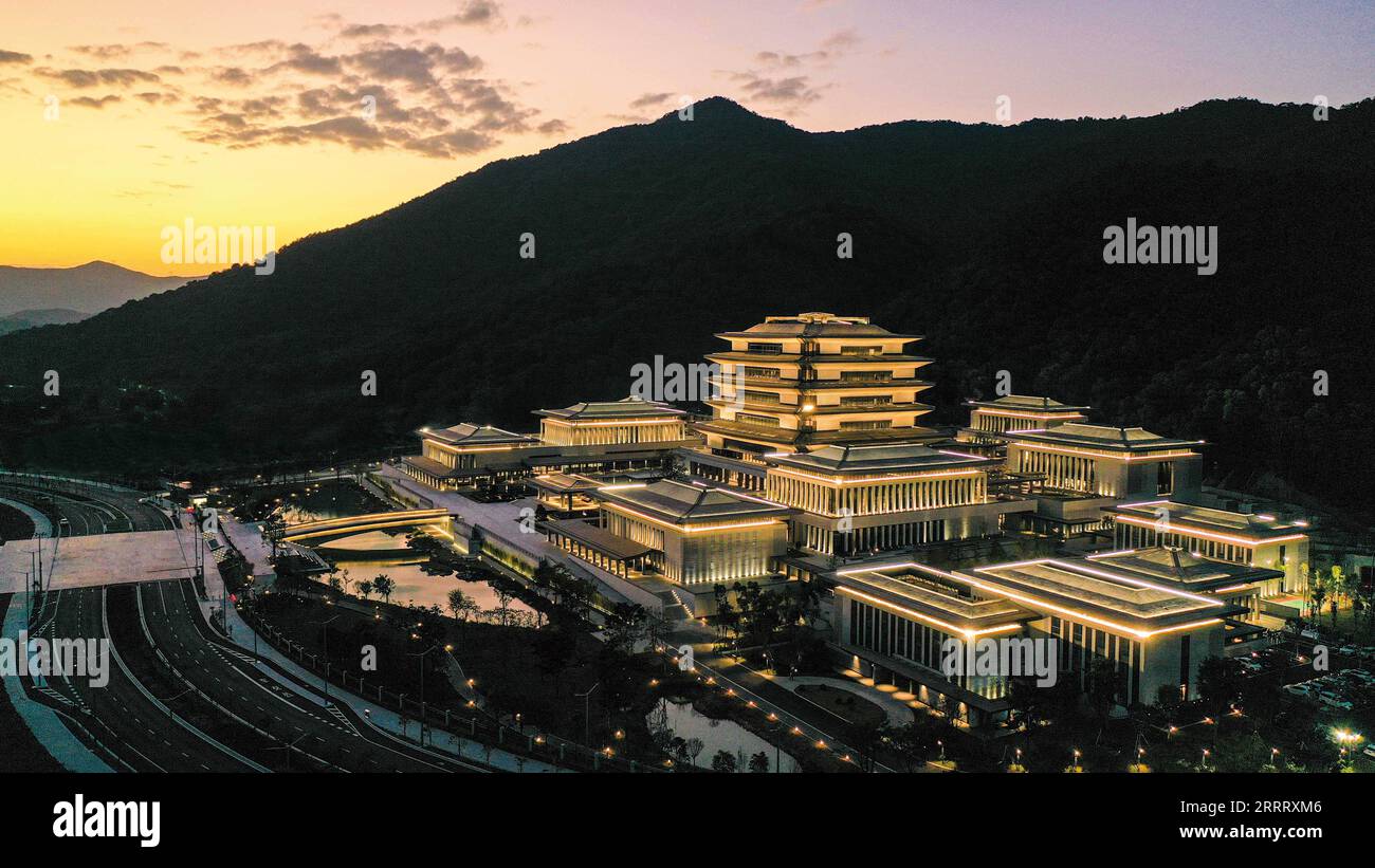 230616 -- GUANGZHOU, 16. Juni 2023 -- dieses Luftbild, das 2022 aufgenommen wurde, zeigt den Guangzhou-Zweig des Nationalarchivs für Veröffentlichungen und Kultur in Guangzhou, der südchinesischen Provinz Guangdong. Guangzhou hat eine Geschichte von mehr als 2.000 Jahren. Die Stadt ist seit der Antike ein Ort der kulturellen Integration zwischen chinesischen und ausländischen Kulturen. Sie hat die Offenheit und Inklusivität der chinesischen Kultur zum Ausdruck gebracht. CHINA-GUANGDONG-GUANGZHOU-CULTURE CN LiuxDawei PUBLICATIONxNOTxINxCHN Stockfoto