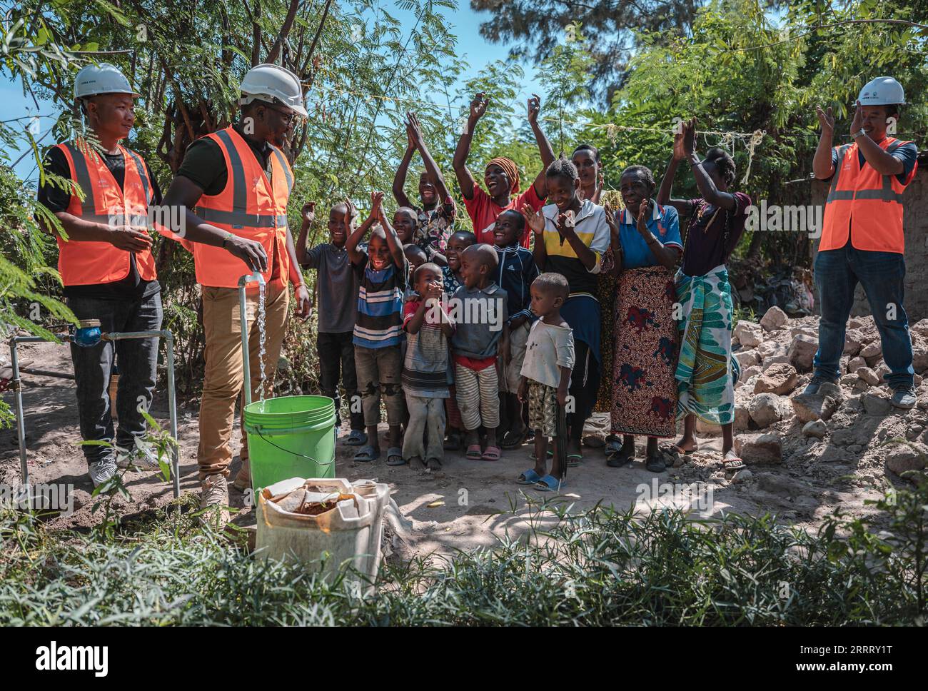 230617 -- MWANZA, 17. Juni 2023 -- Dorfbewohner applaudieren, nachdem die Wasserleitungen in Misungwi der Mwanza Region, Tansania, 13. Juni 2023 angeschlossen sind. Die Mwanza Region liegt im Nordwesten Tansanias und grenzt an das südliche Ufer des Viktoriasees, des größten Süßwassersees Afrikas und des zweitgrößten Sees der Welt. Leider sind die Bewohner des Sees aufgrund unzureichender Infrastruktur mit Wasserknappheit konfrontiert. Kelvin Josephat Kituruka, gebürtiger Mwanza, trat nach Abschluss seines Studies der China Civil Engineering Construction Corporation CCECC als Qualitätsingenieur bei Stockfoto