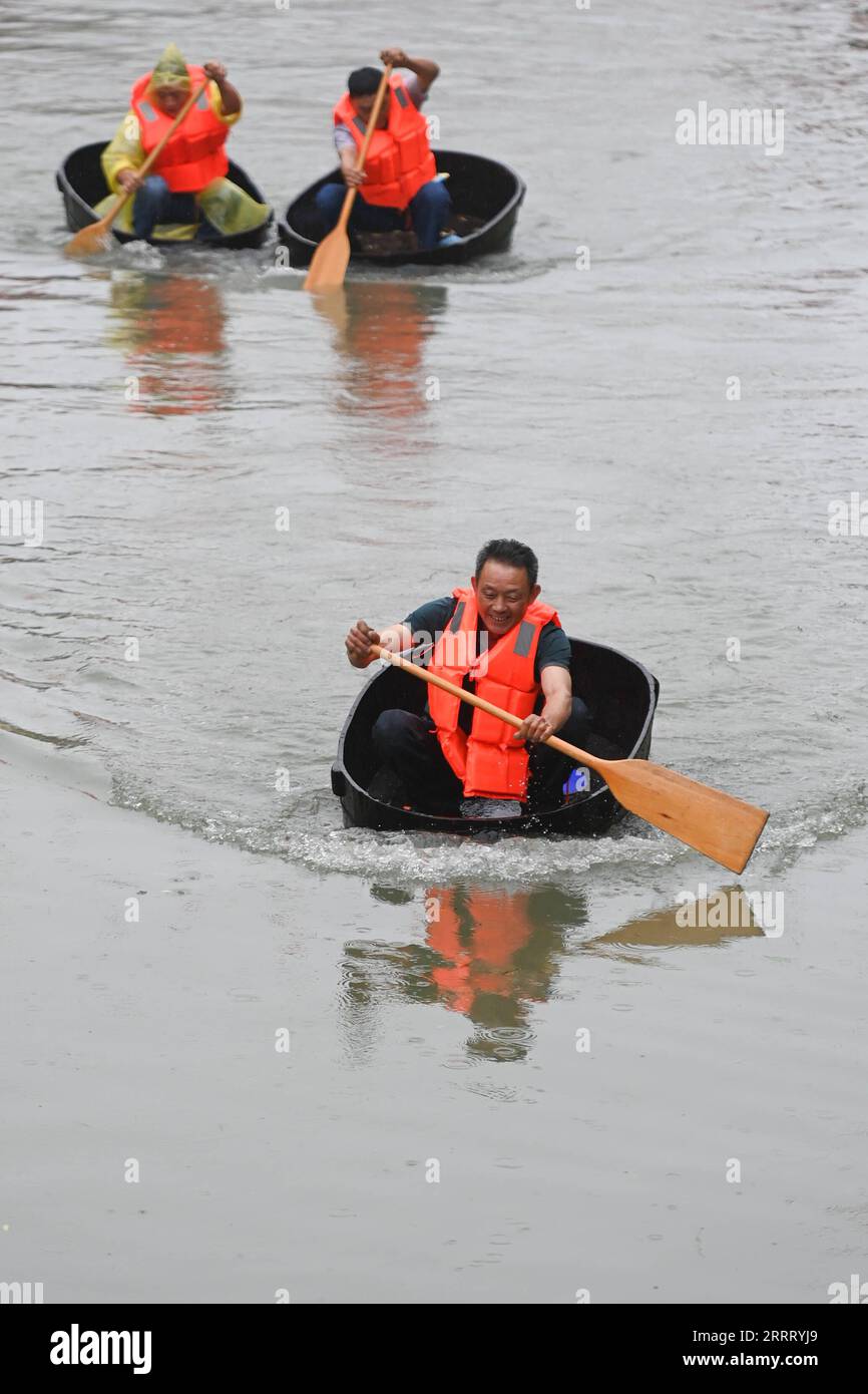 230618 -- HUZHOU, 18. Juni 2023 -- Dorfbewohner nehmen an einem Faß-Ruderwettbewerb Teil, um das bevorstehende traditionelle chinesische Drachenboot-Festival im Dorf Mindang der Stadt Hefu, Stadt Huzhou, ostchinesische Provinz Zhejiang, 18. Juni 2023 zu feiern. Diese Art von Faß ist ein traditionelles Werkzeug, das von den Einheimischen für landwirtschaftliche Tätigkeiten auf dem Wasser verwendet wird, einschließlich Fischen, Wasserkastanien und Lotussamen-Ernte. Das Dragon Boat Festival, auch bekannt als Duanwu Festival, ist ein traditioneller Feiertag in China. Es wird am fünften Tag des fünften Monats des chinesischen Mondkalenders gefeiert. CHINA-ZHEJIANG- Stockfoto