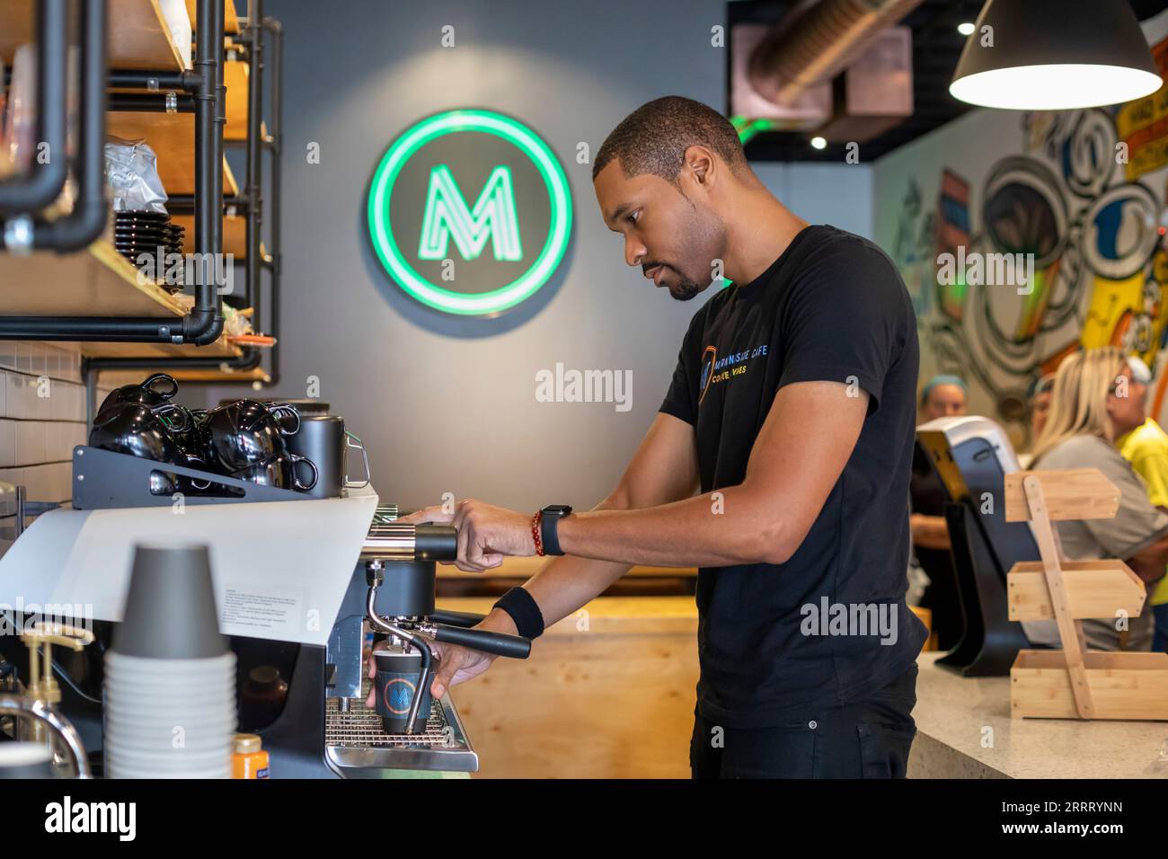 Detroit, Michigan - Jeffrey Lewis macht Kaffee am Eröffnungstag des Morningside Cafe. Lewis erhielt ein Stipendium zur Unterstützung seines Geschäfts unter der City-sp Stockfoto