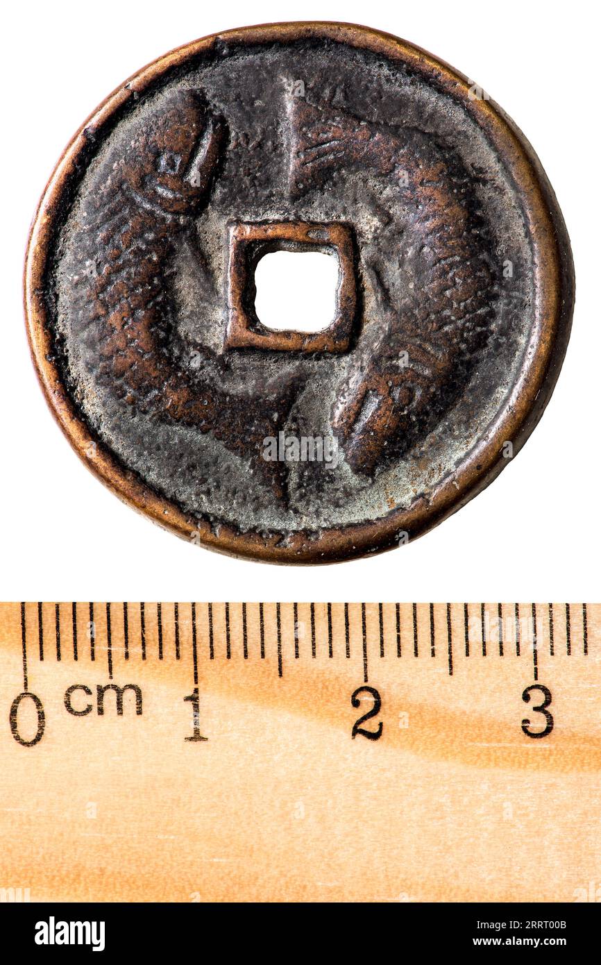 Koreanische Kupfermünze mit quadratischem Loch 1. Shang-Dynastie. Vorderseite. Isoliert auf weiß Stockfoto