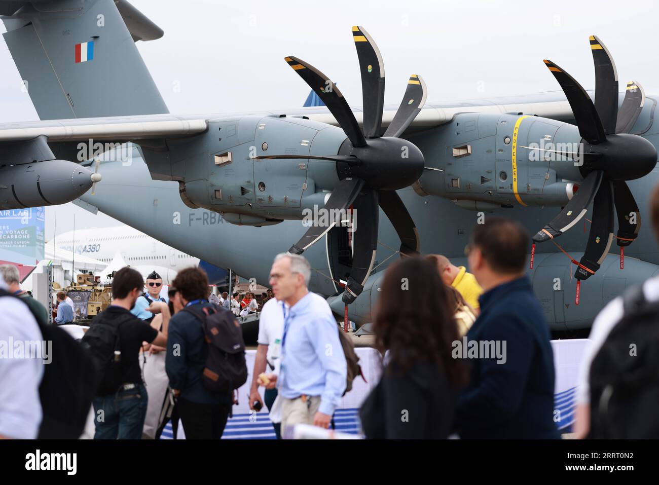 230621 -- PARIS, 21. Juni 2023 -- Besucher besuchen die 54. Internationale Paris Air Show am Flughafen Le Bourget in der Nähe von Paris, Frankreich, 20. Juni 2023. Die Internationale Paris Air Show startete hier am Montag und wird bis zum 25. Juni 2023 dauern. FRANCE-PARIS-AIR SHOW GaoxJing PUBLICATIONxNOTxINxCHN Stockfoto