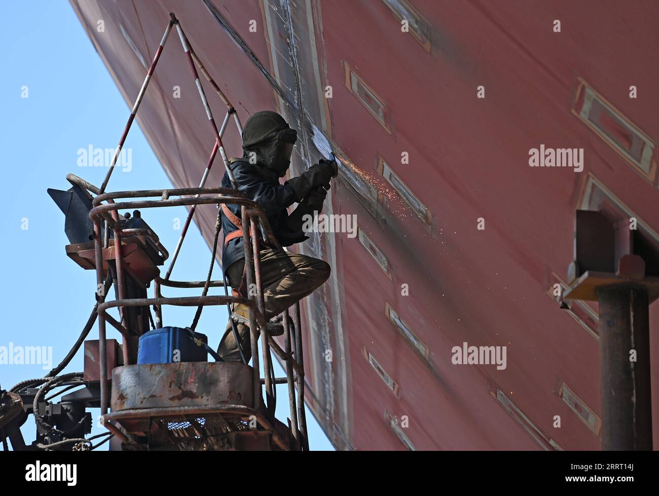 230621 -- TIANJIN, 21. Juni 2023 -- ein Mitarbeiter arbeitet in der Fabrik der China State Shipbuilding Corporation CSSC Tianjin Shipbuilding Co., Ltd. In nordchinesischem Tianjin, 21. Juni 2023. Die Produktion ist in vollem Gange, und der Schiffbauer hat in diesem Jahr einen Boom der Aufträge in Übersee erlebt, und sein Produktionsplan ist bereits für 2027 geplant. CHINA-TIANJIN-MANUFACTURING-SHIPS CN ZhaoxZishuo PUBLICATIONxNOTxINxCHN Stockfoto