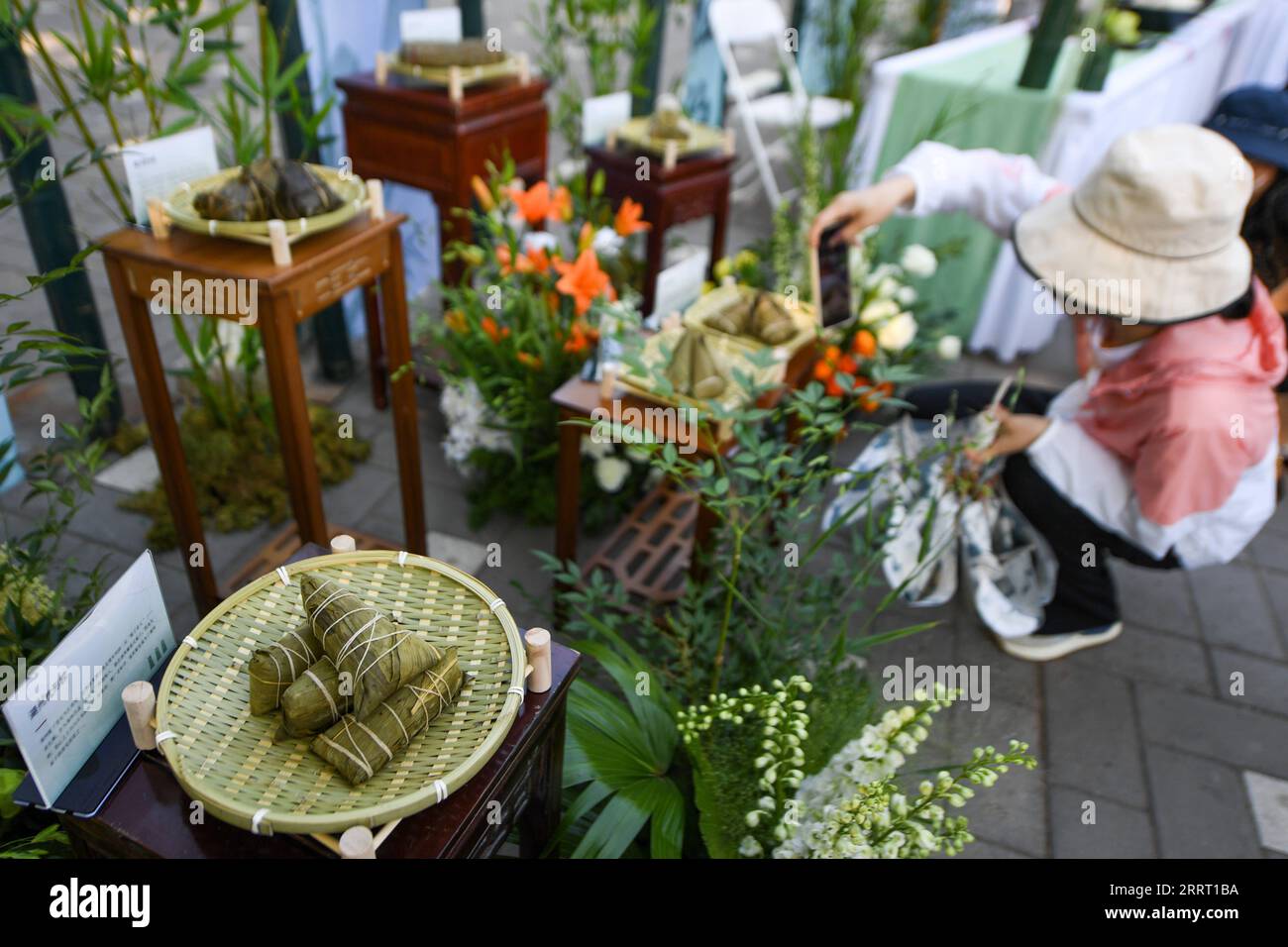 230622 -- PEKING, 22. Juni 2023 -- Zongzi, ein pyramidenförmiger Knödel aus klebrigem Reis, umwickelt mit Bambus oder Schilfblättern, wird im Longtan Park in Peking, Hauptstadt von China, am 22. Juni 2023 ausgestellt. Während des Dragon Boat Festivals fanden hier eine Reihe von Aktivitäten statt, darunter Bootsrennen, Aufführungen und interaktive Spiele. CHINA-BEIJING-DRAGON BOAT FESTIVAL CN JUXHUANZONG PUBLICATIONXNOTXINXCHN Stockfoto