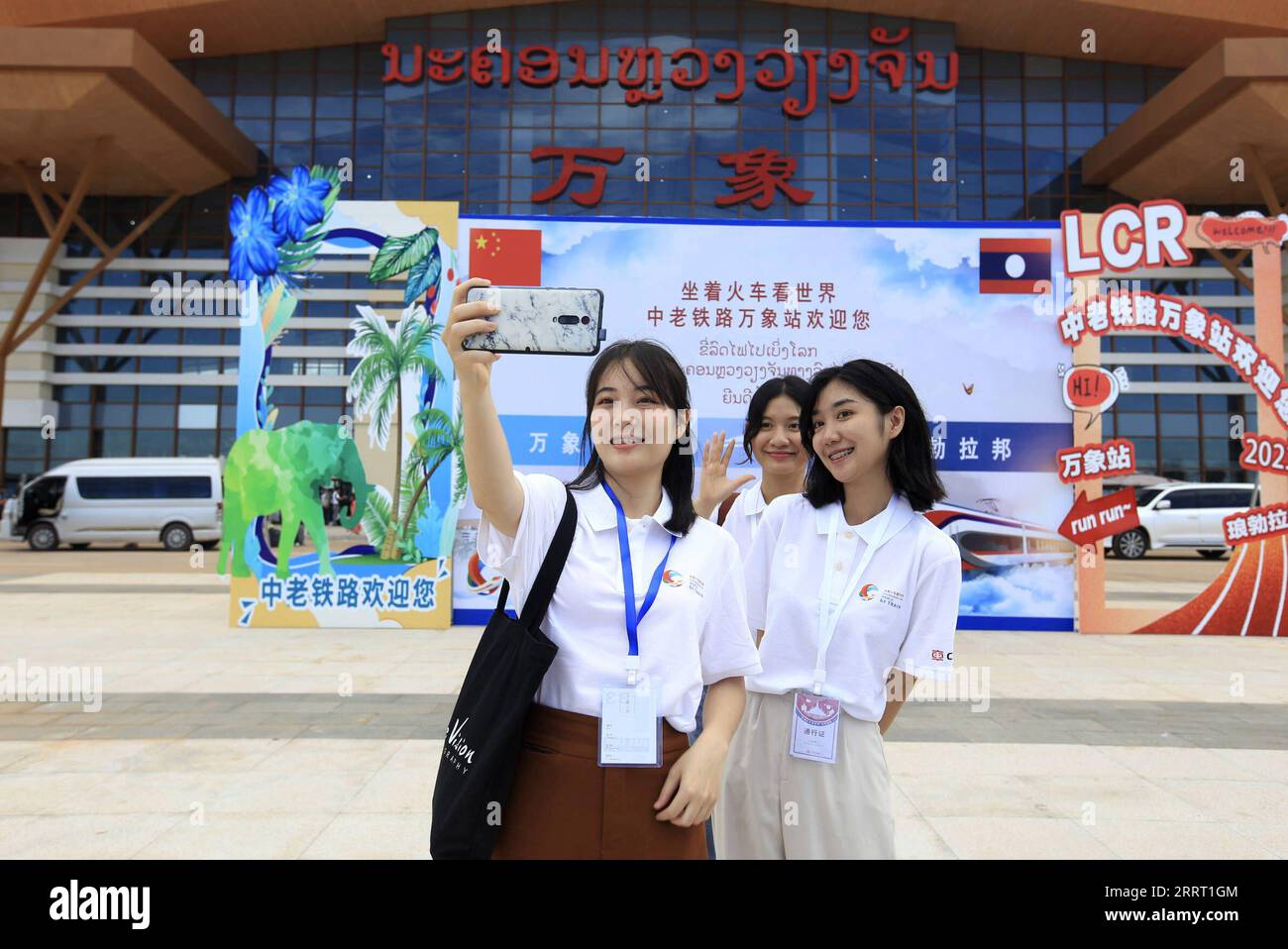 230622 -- VIENTIANE, 22. Juni 2023 -- laotische Jugendliche nehmen Selfies vor dem Einstieg in den EWU-Zug in Vientiane, Laos, 21. Juni 2023. Die laotischen Studenten erhielten mehr Verständnis für die elektrischen Triebzüge der Lane Xang EMU auf der China-Laos-Bahn, während sie ihre erste Reise genossen. Eine Veranstaltung zum Thema See the World by Train, die von der chinesischen Firma CRRC Corporation Limited, dem Hersteller der Lane Xang EMU Trains for China-Laos Railway, ins Leben gerufen wurde, organisierte am Mittwoch die Reise von der laotischen Hauptstadt Vientiane zur Weltkulturerbestadt Luang Prabang. ZU DIESEM Feature: Laotische Jugend lernt Technolo kennen Stockfoto