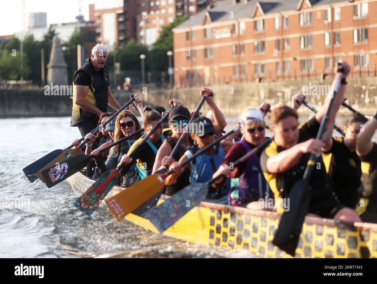 230623 -- LONDON, 23. Juni 2023 -- David Bangs 1st L Trains mit Auszubildenden des Amathus Dragon Boat Club in Liverpool, Großbritannien, am 20. Juni 2023. David Bangs, Gründer des Amathus Dragon Boat Club, begann sich 1988 als Paddler mit dem Sport zu beschäftigen, als er in die chinesische Provinz Fujian ging, um an einem internationalen Drachenbootrennen teilzunehmen. Diese Reise öffnete mir wirklich die Augen für die Wunder des Drachenbootsports und ich habe mich seitdem total engagiert, um unsere Boote noch schneller als die Chinesen fahren zu lassen, sagte Bangs. Als Bangs von seiner Inspirationsreise nach China zurückkehrte, gründete er t Stockfoto