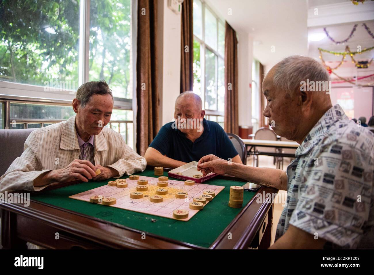 230623 -- CHANGSHA, 23. Juni 2023 -- Seniorenbewohner spielen Schach in einem Sozialzentrum im Hanshou County der Stadt Changde, Provinz Hunan in Zentralchina, 20. Juni 2023. Die Stadt Changde hat die Bemühungen um die Entwicklung eines Altenpflegesystems verstärkt, das hauptsächlich aus häuslichen Betreuungseinrichtungen, Gemeindediensten, institutionellen und medizinischen Betreuungseinrichtungen besteht. CHINA-HUNAN-CHANGDE-ALTENPFLEGEDIENSTE CN CHENXSIHAN PUBLICATIONXNOTXINXCHN Stockfoto