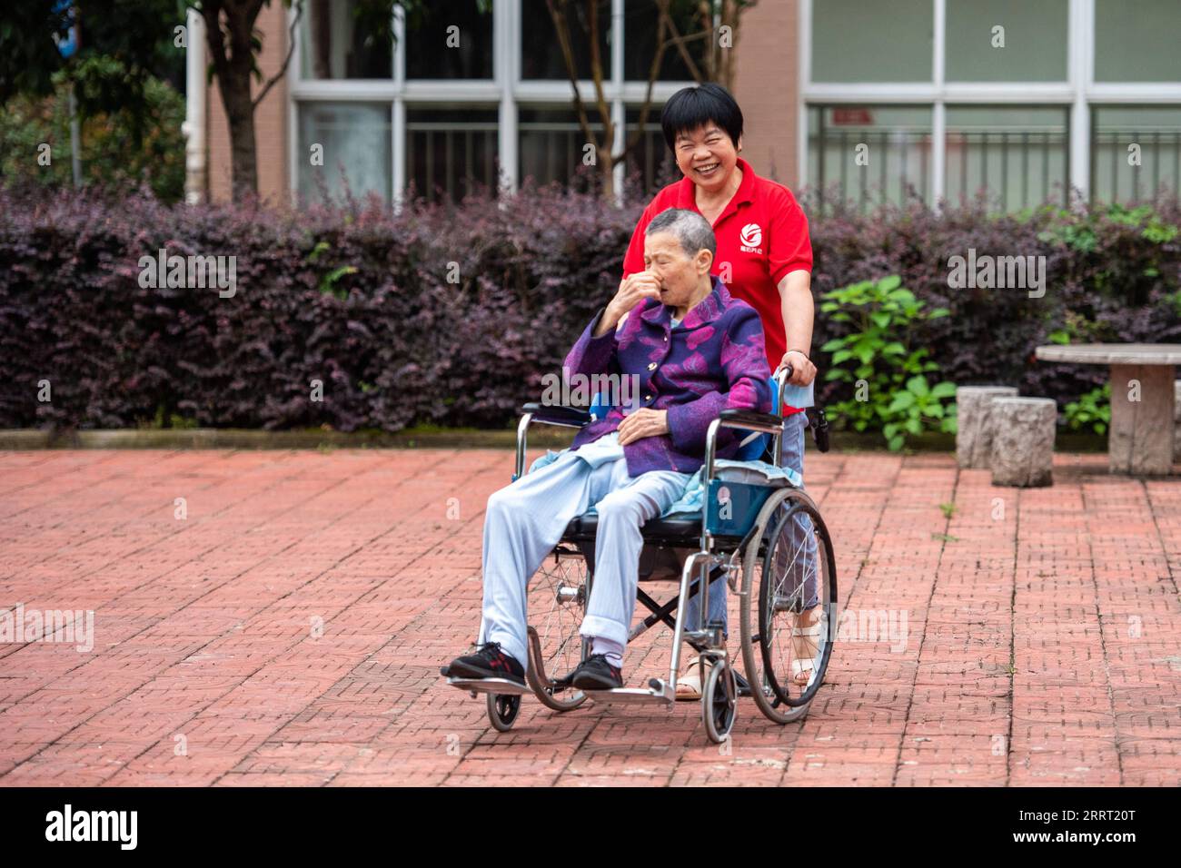 230623 -- CHANGSHA, 23. Juni 2023 -- Ein Mitarbeiter kümmert sich um einen Seniorenbewohner in einem Rollstuhl in einem Sozialzentrum in Hanshou County der Stadt Changde, Provinz Hunan in Zentralchina, 20. Juni 2023. Die Stadt Changde hat die Bemühungen um die Entwicklung eines Altenpflegesystems verstärkt, das hauptsächlich aus häuslichen Betreuungseinrichtungen, Gemeindediensten, institutionellen und medizinischen Betreuungseinrichtungen besteht. CHINA-HUNAN-CHANGDE-ALTENPFLEGEDIENSTE CN CHENXSIHAN PUBLICATIONXNOTXINXCHN Stockfoto