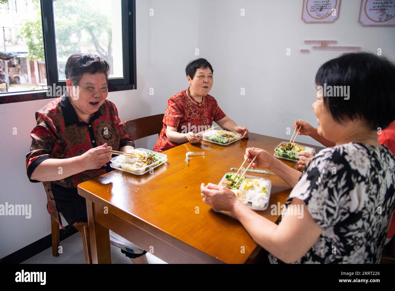 230623 -- CHANGSHA, 23. Juni 2023 -- Seniorenbewohner essen in einer Altentagesstätte im Hanshou County der Stadt Changde, Provinz Hunan in Zentralchina, 20. Juni 2023. Die Stadt Changde hat die Bemühungen um die Entwicklung eines Altenpflegesystems verstärkt, das hauptsächlich aus häuslichen Betreuungseinrichtungen, Gemeindediensten, institutionellen und medizinischen Betreuungseinrichtungen besteht. CHINA-HUNAN-CHANGDE-ALTENPFLEGEDIENSTE CN CHENXSIHAN PUBLICATIONXNOTXINXCHN Stockfoto