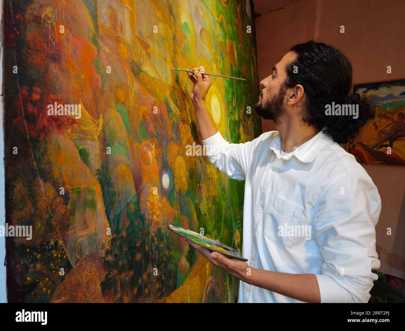 230626 -- HANGZHOU, 26. Juni 2023 -- der iranische Maler Mehraz Karami malt in seinem Atelier in der ostchinesischen Stadt Huzhou, Provinz Zhejiang, 6. Juni 2023. ZU GEHEN MIT quer durch China: Iranischer Künstler malt Schönheit des ländlichen CHINA CHINA-ZHEJIANG-IRANISCHE KÜNSTLER CN YinxXiaosheng PUBLICATIONxNOTxINxCHN Stockfoto