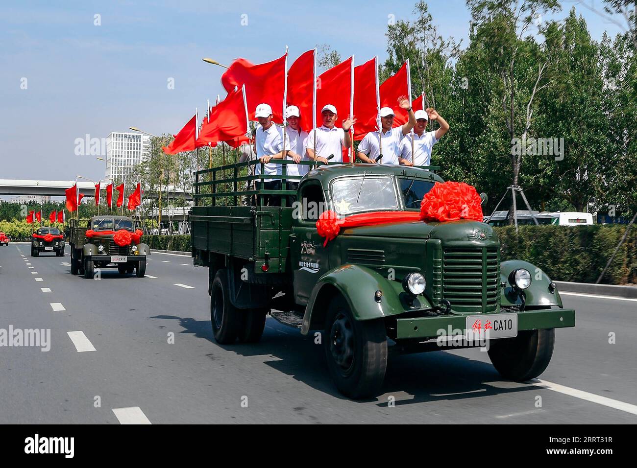 230627 -- CHANGCHUN, 27. Juni 2023 -- Eine Flotte von Jiefang-LKWs verschiedener Generationen paraden, um das bevorstehende 70-jährige Bestehen ihres Herstellers FAW Group in Changchun, nordöstliche Provinz Jilin, 26. Juni 2023 zu feiern. FAW Jiefang ist die Lkw-Tochter des führenden chinesischen Automobilherstellers FAW Group, einem 1953 in Changchun gegründeten Staatsunternehmen. Es wird auch als Wiege der chinesischen Automobilindustrie bezeichnet. CHINA-JILIN-CHANGCHUN-FAW-JUBILÄUMSFEIER CN XUXCHANG PUBLICATIONXNOTXINXCHN Stockfoto