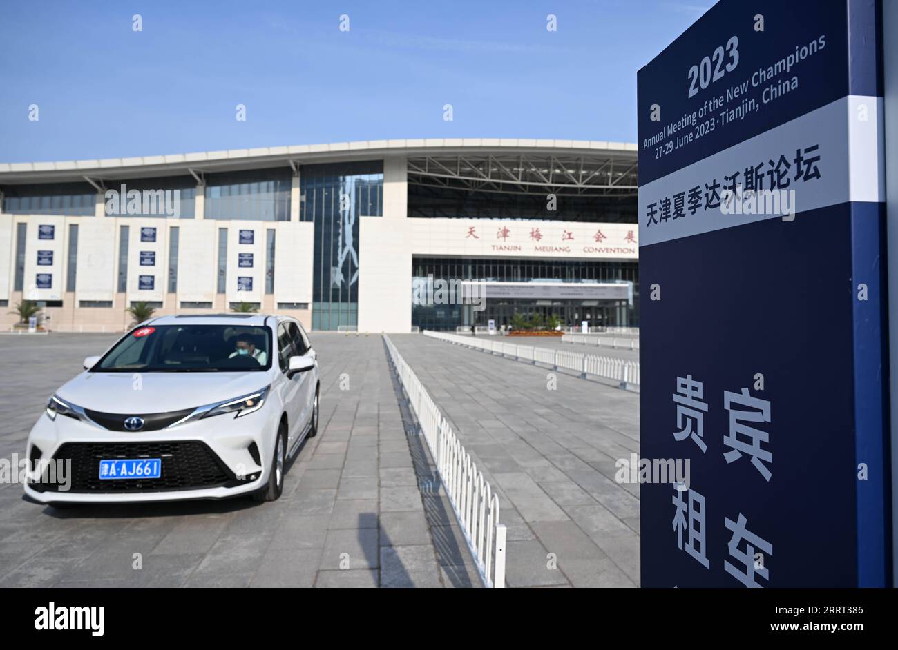 230627 -- TIANJIN, 27. Juni 2023 -- Ein Fahrzeug für den Tagungsservice ist vor dem Veranstaltungsort der 14. Jahrestagung der Neuen Champions, auch bekannt als Summer Davos, in der nordchinesischen Gemeinde Tianjin, 27. Juni 2023, abgebildet. Die 14. Jahrestagung der Neuen Champions wurde hier am Dienstag eröffnet. SOMMER DAVOSCHINA-TIANJIN-SOMMER DAVOS-ERÖFFNUNG CN ZHAOXZISHUO PUBLICATIONXNOTXINXCHN Stockfoto