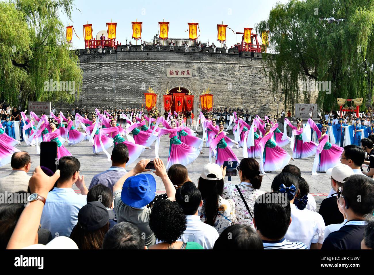 230627 -- QUFU, 27. Juni 2023 -- Tänzerinnen treten im Konfuziustempel in Qufu, Ostchinesische Provinz Shandong, am 27. Juni 2023 auf. Eine Reihe von Aktivitäten zur Förderung der traditionellen chinesischen Kultur wurden im Konfuziustempel in Qufu während der Internet-Weltkonferenz Nishan Dialogue on Digital Civilization am Dienstag abgehalten. CHINA-SHANDONG-QUFU-WORLD INTERNET CONFERENCE-CULTURAL ACTIVITIES CN GUOXXULEI PUBLICATIONXNOTXINXCHN Stockfoto