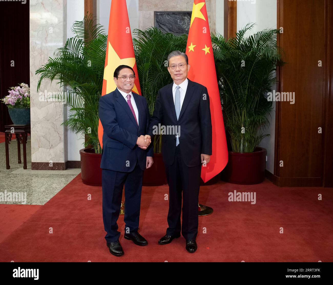 230627 -- PEKING, 27. Juni 2023 -- Zhao Leji, Vorsitzender des Ständigen Ausschusses des Nationalen Volkskongresses NPC, trifft sich mit dem vietnamesischen Premierminister Pham Minh Chinh in Peking, der Hauptstadt Chinas, am 27. Juni 2023. CHINA-PEKING-ZHAO LEJI-VIETNAM-PM-MEETING CN LIXTAO PUBLICATIONXNOTXINXCHN Stockfoto