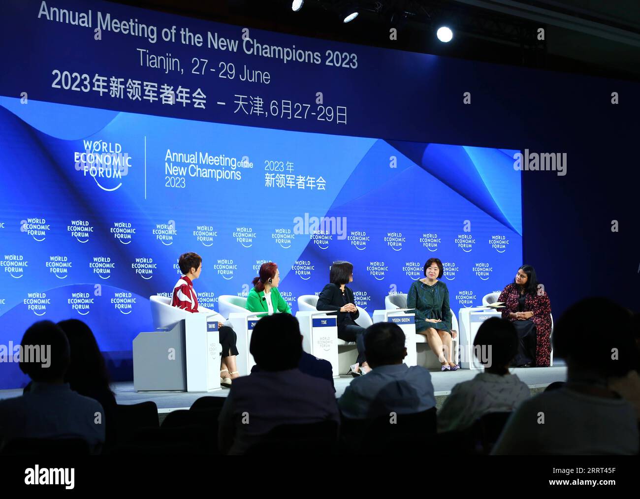 230628 -- TIANJIN, 28. Juni 2023 -- Eine Session zum Thema unternehmungslustige Frauen in Asien findet während des 14. Jahrestreffens der Neuen Champions, auch bekannt als Summer Davos, in der nordchinesischen Gemeinde Tianjin am 28. Juni 2023 statt. SOMMER DAVOS CHINA-TIANJIN-SOMMER DAVOS-SESSION CN SUNXWEITONG PUBLICATIONXNOTXINXCHN Stockfoto