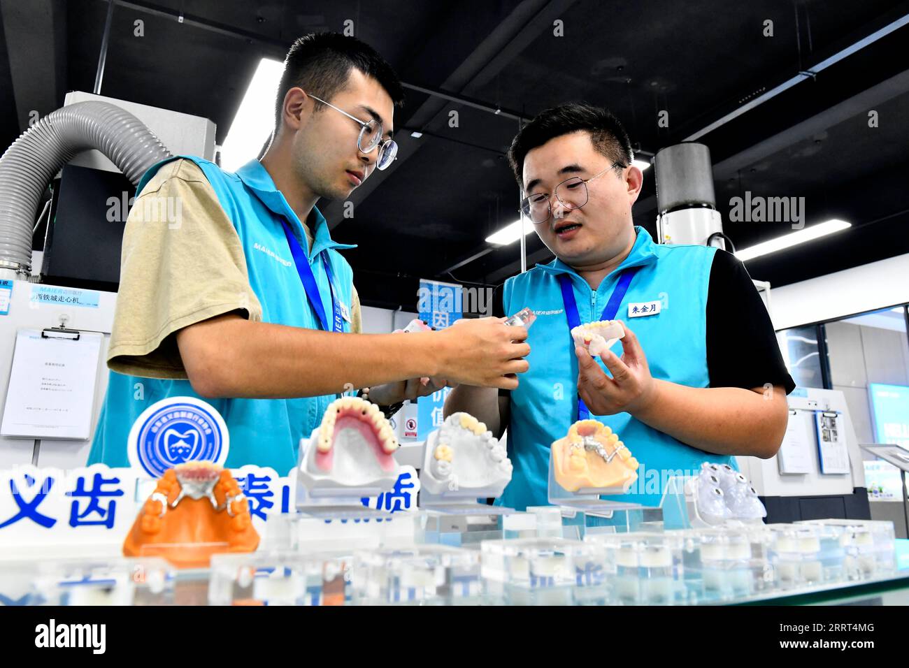 230629 -- RIZHAO, 29. Juni 2023 -- Mitarbeiter diskutieren die Forschung und Entwicklung von Prothesen in einem Industriepark in der Hi-Tech Industrial Development Zone Rizhao in der ostchinesischen Provinz Shandong, 29. Juni 2023. Die Rizhao Hi-Tech Industrial Development Zone hat erfolgreich neue Wachstumstreiber aktiviert, indem sie den Schwerpunkt auf High-End-Technologie und Innovation gelegt hat. Durch die Annahme von Maßnahmen wie die Verbesserung des Unternehmensumfelds, die Anziehung neuer Investitionen und die Förderung des Zustroms von Spitzentalenten hat sie wirksam ein System der industriellen Entwicklung mit Schlüsselaspekten geschaffen Stockfoto