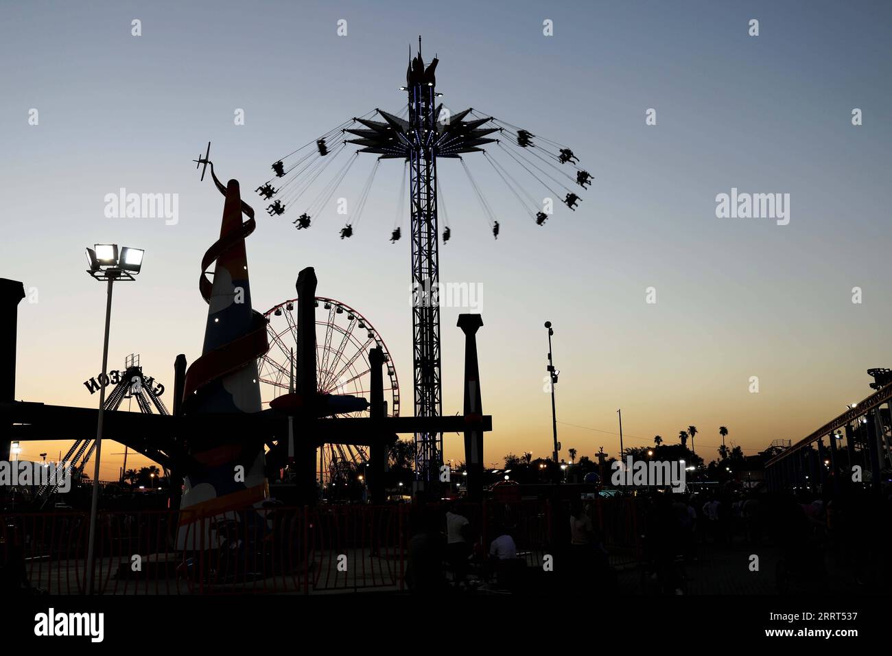 230629 -- BAGDAD, 29. Juni 2023 -- die Leute verbringen Zeit in einem Vergnügungspark während des Eid al-Adha Urlaubs in Bagdad, Irak, am 29. Juni 2023. IRAK-BAGDAD-EID AL-ADHA-HOLIDAY KHALILXDAWOOD PUBLICATIONXNOTXINXCHN Stockfoto