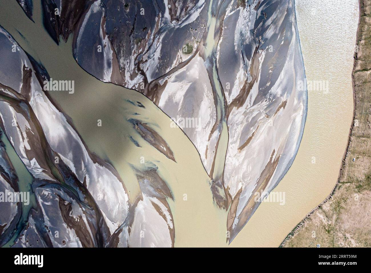 230630 -- GOLMUD, 30. Juni 2023 -- dieses Luftbild vom 27. Juli 2022 zeigt die Kreuzung des Tuotuo-Flusses und des Damqu-Flusses in der Quellregion des Yangtze-Flusses, Chinas längster Fluss, in der nordwestlichen chinesischen Provinz Qinghai. Der 6.300 Kilometer lange Yangtze-Fluss, der längste Fluss Chinas und der drittlängste der Welt, hat drei Quellen: Den Tuotuo-Fluss, den Damqu-Fluss im Süden und den Qumar-Fluss im Norden. Gelegen im Hinterland des Qinghai-Tibet-Plateaus zwischen den Kunlun-Bergen und den Tanggula-Bergen, der Quellregion des Yangtze, mit av Stockfoto