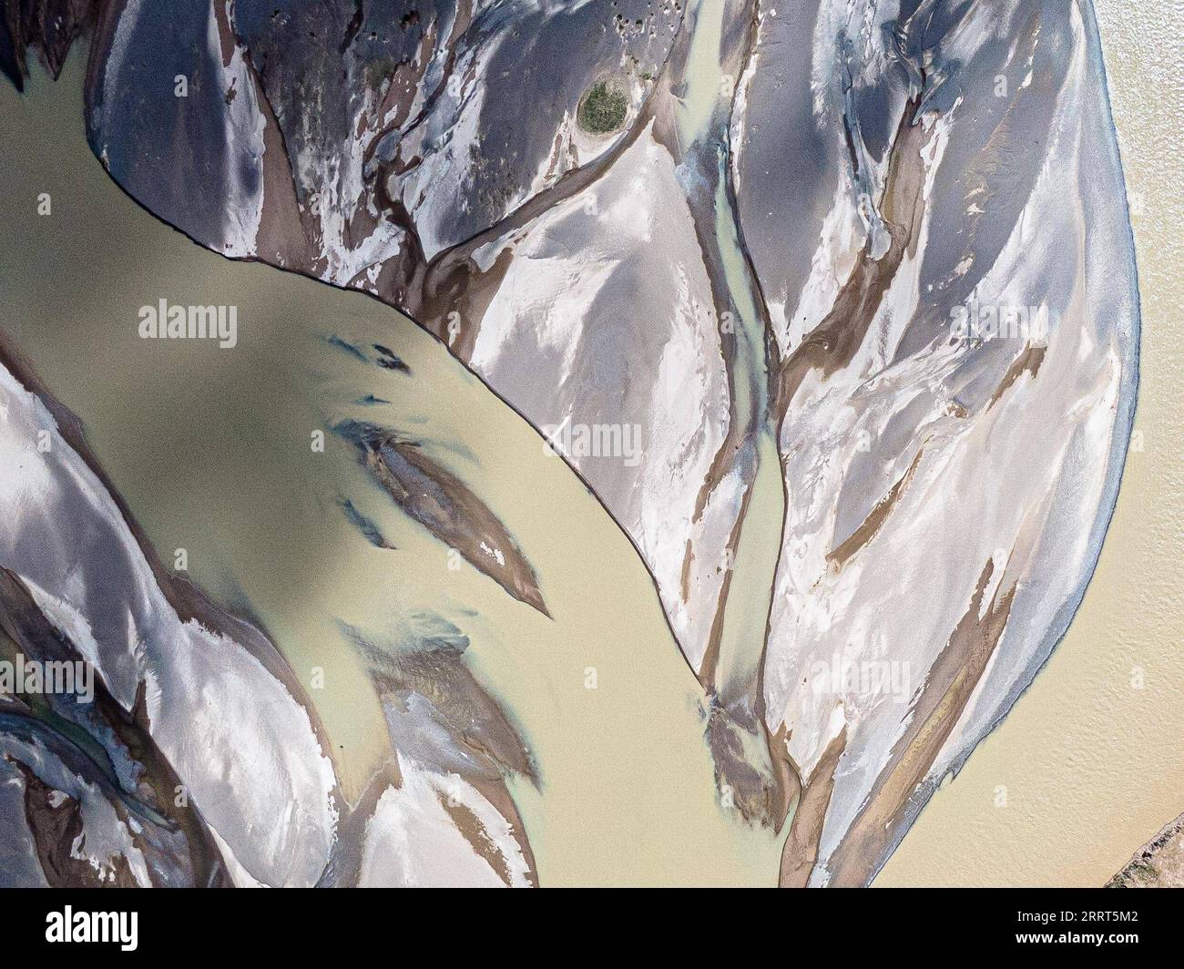 230630 -- GOLMUD, 30. Juni 2023 -- dieses Luftbild vom 27. Juli 2022 zeigt die Kreuzung des Tuotuo-Flusses und des Damqu-Flusses in der Quellregion des Yangtze-Flusses, Chinas längster Fluss, in der nordwestlichen chinesischen Provinz Qinghai. Der 6.300 Kilometer lange Yangtze-Fluss, der längste Fluss Chinas und der drittlängste der Welt, hat drei Quellen: Den Tuotuo-Fluss, den Damqu-Fluss im Süden und den Qumar-Fluss im Norden. Gelegen im Hinterland des Qinghai-Tibet-Plateaus zwischen den Kunlun-Bergen und den Tanggula-Bergen, der Quellregion des Yangtze, mit av Stockfoto