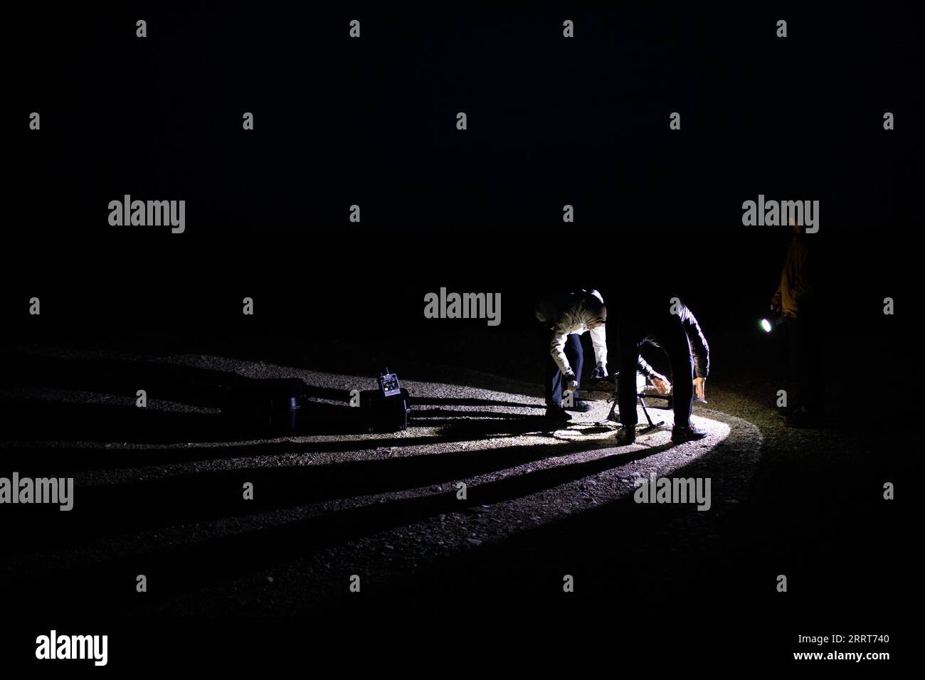 230703 -- GOLMUD, 3. Juli 2023 -- Lian Xinming und seine Teammitglieder bereiten sich darauf vor, eine Drohne zu benutzen, um während ihrer Migration in der Nähe der Qumar-Flussbrücke entlang des Qinghai-Tibet-Highways in der Provinz Qinghai im Nordwesten Chinas, einem Naturschutzgebiet, einen Lebensraum tibetischer Antilopen zu überwachen. in den frühen Morgenstunden des 16. Juni 2023. Lian Xinming, ein Forscher am Northwest Institute of Plateau Biology unter der Chinesischen Akademie der Wissenschaften, widmet mehr als 20 Jahre Forschung den tibetischen Antilopen, seit er 2002 zum ersten Mal Fuß auf die Insel gesetzt hat. Tibetischer Antilopenschutz ist ein Erfolg Stockfoto