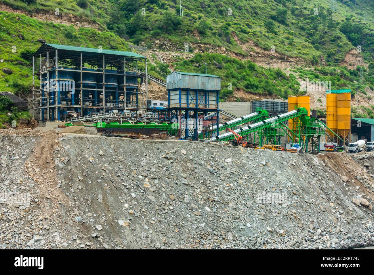 30. August 2023, Himachal Pradesh, Indien. Schwere Maschinen bei einem Hydro Electric Power Project am Fluss Satluj, die Erosion am Flussufer verursachen. Fluss-Devas Stockfoto