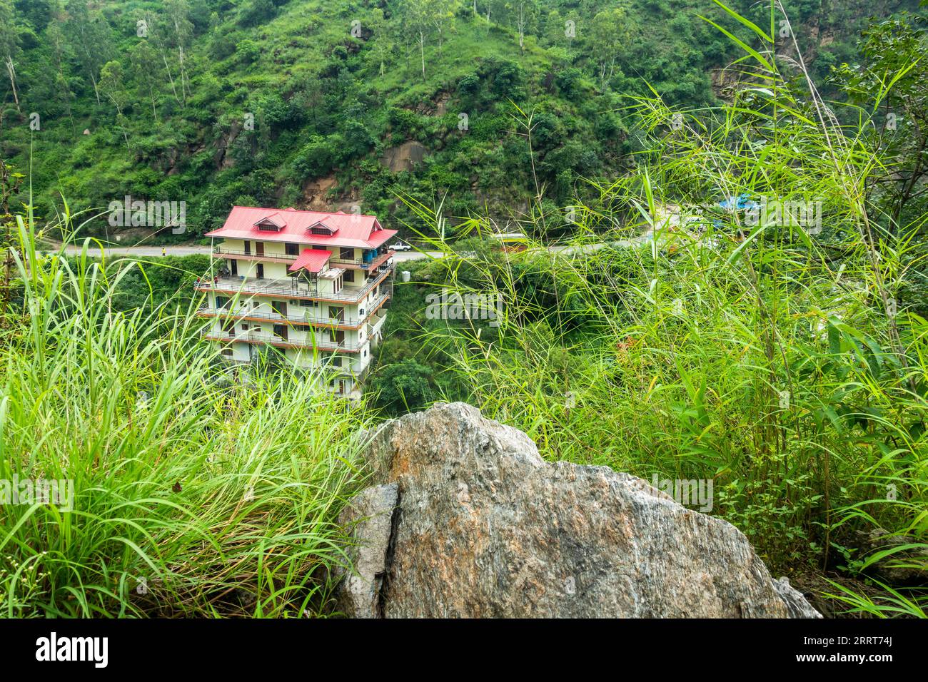 30. August 2023, Himachal Pradesh, Indien. Mehrstöckiges Gebäude am Berg in Himachal Pradesh, bietet Gastfamilie und Ferienwohnungen. Stockfoto