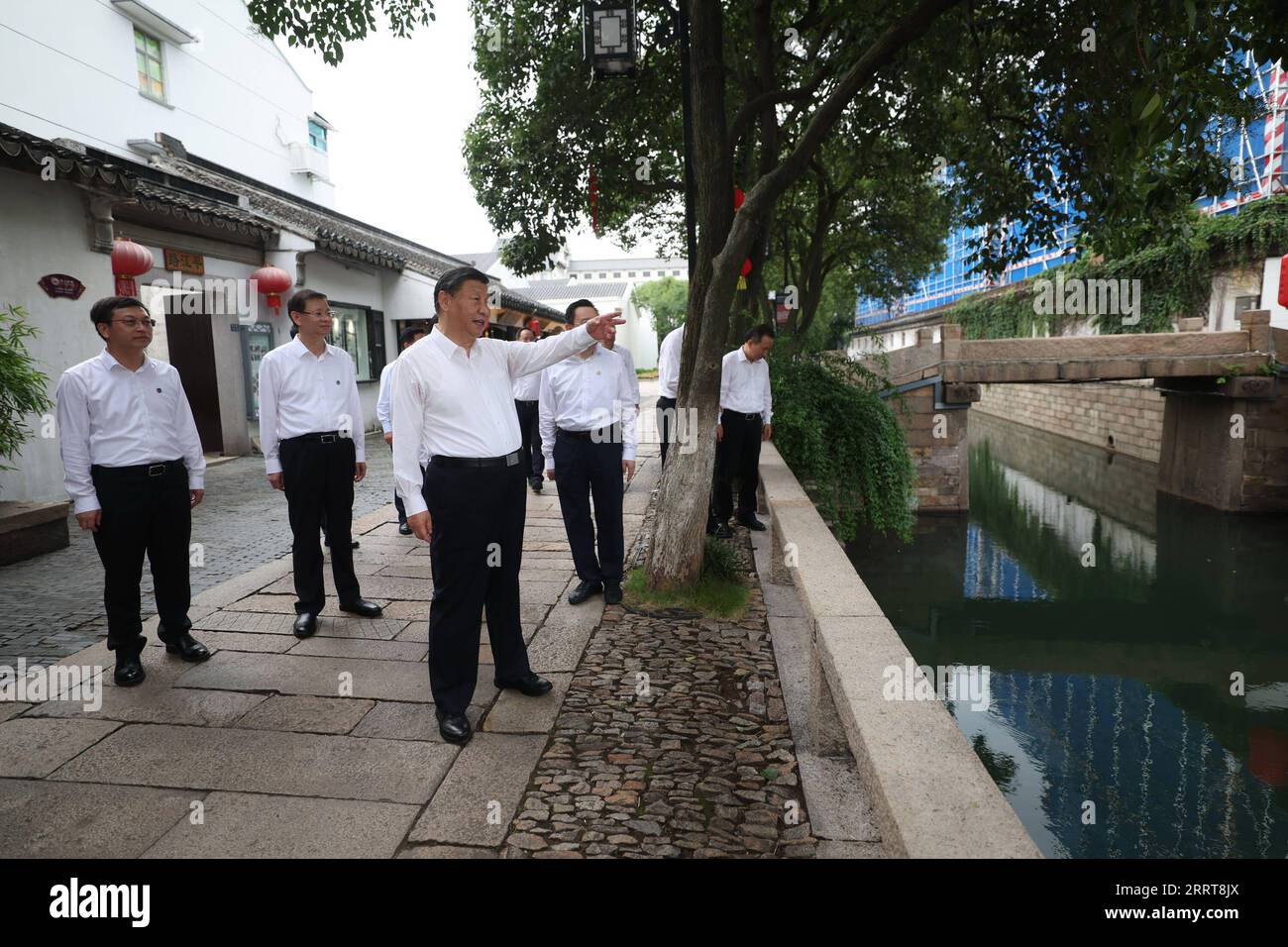 230706 -- SUZHOU, 6. Juli 2023 -- der chinesische Präsident Xi Jinping, ebenfalls Generalsekretär des Zentralkomitees der Kommunistischen Partei Chinas und Vorsitzender der Zentralen Militärkommission, besucht am 6. Juli 2023 einen historischen und kulturellen Block der Pingjiang Road in Suzhou, der ostchinesischen Provinz Jiangsu. XI inspizierte die Stadt Suzhou von Mittwochnachmittag bis Donnerstagmorgen. CHINA-JIANGSU-SUZHOU-XI JINPING-INSPECTION CN JUXPENG PUBLICATIONXNOTXINXCHN Stockfoto