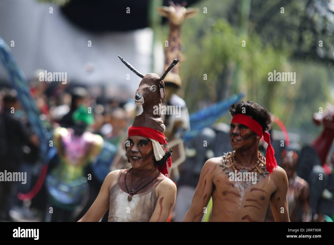 230707 -- MEXIKO-STADT, 7. Juli 2023 -- Schauspieler nehmen an der Parade zum 100. Jahrestag des Chapultepec Zoo in Mexiko-Stadt, Mexiko, 6. Juli 2023 Teil. Foto von /Xinhua MEXICO-MEXICO CITY-CHAPULTEPEC ZOO-100 Jahre FranciscoxCanedo PUBLICATIONxNOTxINxCHN Stockfoto