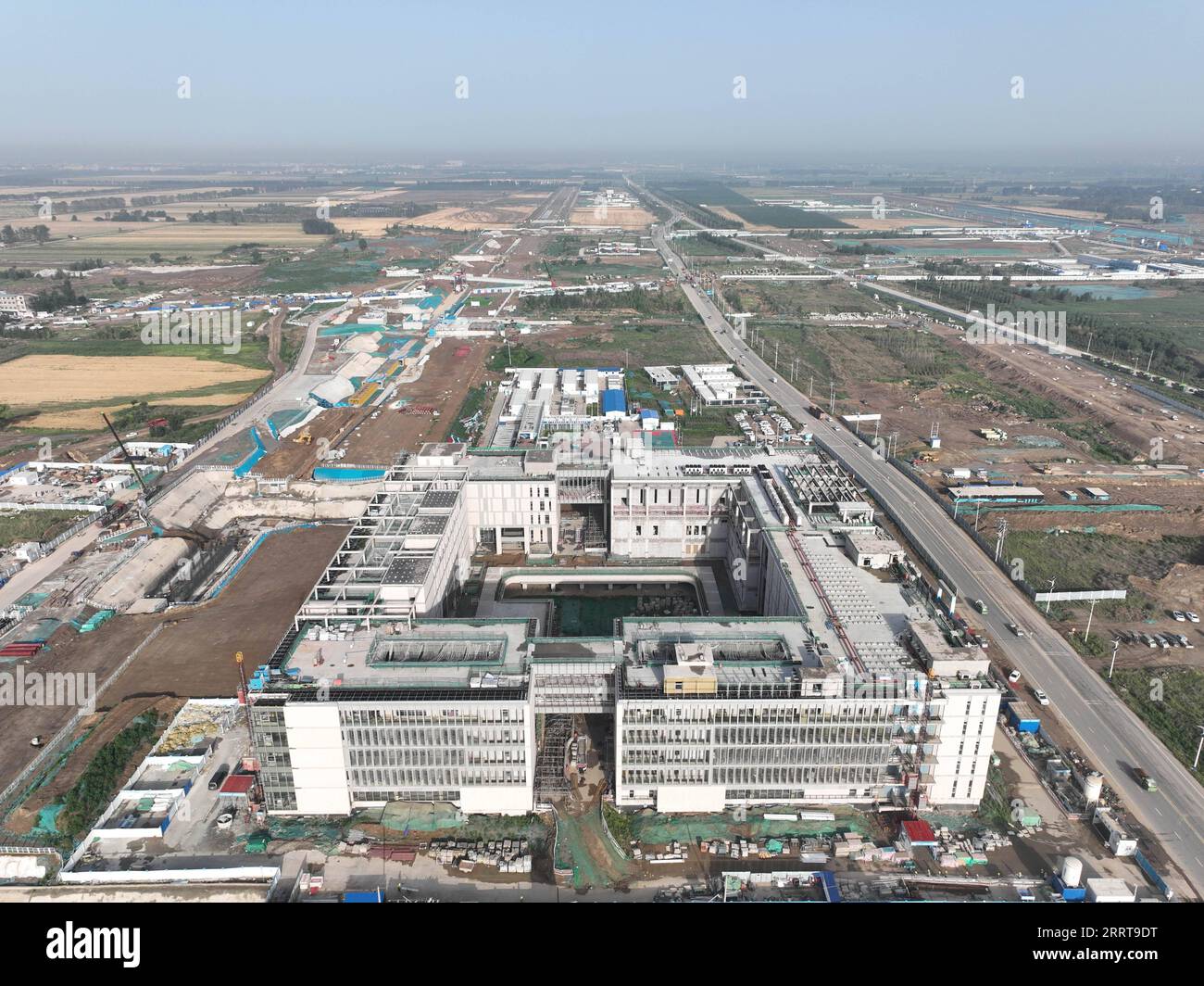 China, Baufortschritte im Gebiet Xiong 230707 -- XIONG AN, 7. Juli 2023 -- dieses Luftbild vom 5. Juli 2023 zeigt die Baustelle von Xiong an New Area Stromübertragungs-, Erzeugungs- und Wartungszentrum im Startbereich in Xiong an New Area, nordchinesische Provinz Hebei. China kündigte am 1. April 2017 Pläne zur Errichtung des Xiong an New Area an, das sich etwa 100 km südwestlich von Peking befindet, um das Gebiet zu einem nationalen Modell hochwertiger Entwicklung und einem neuen Motor für das moderne Wirtschaftssystem zu machen. Das Politbüro der Kommunistischen Partei Chinas CPC Central Co Stockfoto