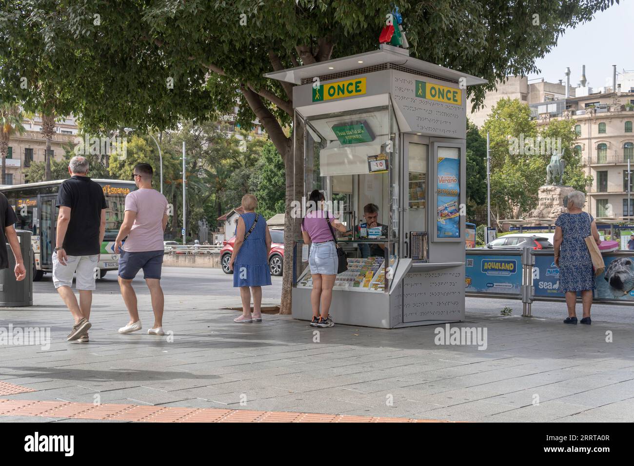 Palma de Mallorca, Spanien; 10. august 2023: Lotteriekiosk der Spanischen Nationalen Organisation für Blinde, Once. Palma de Mallorca, Spanien Stockfoto