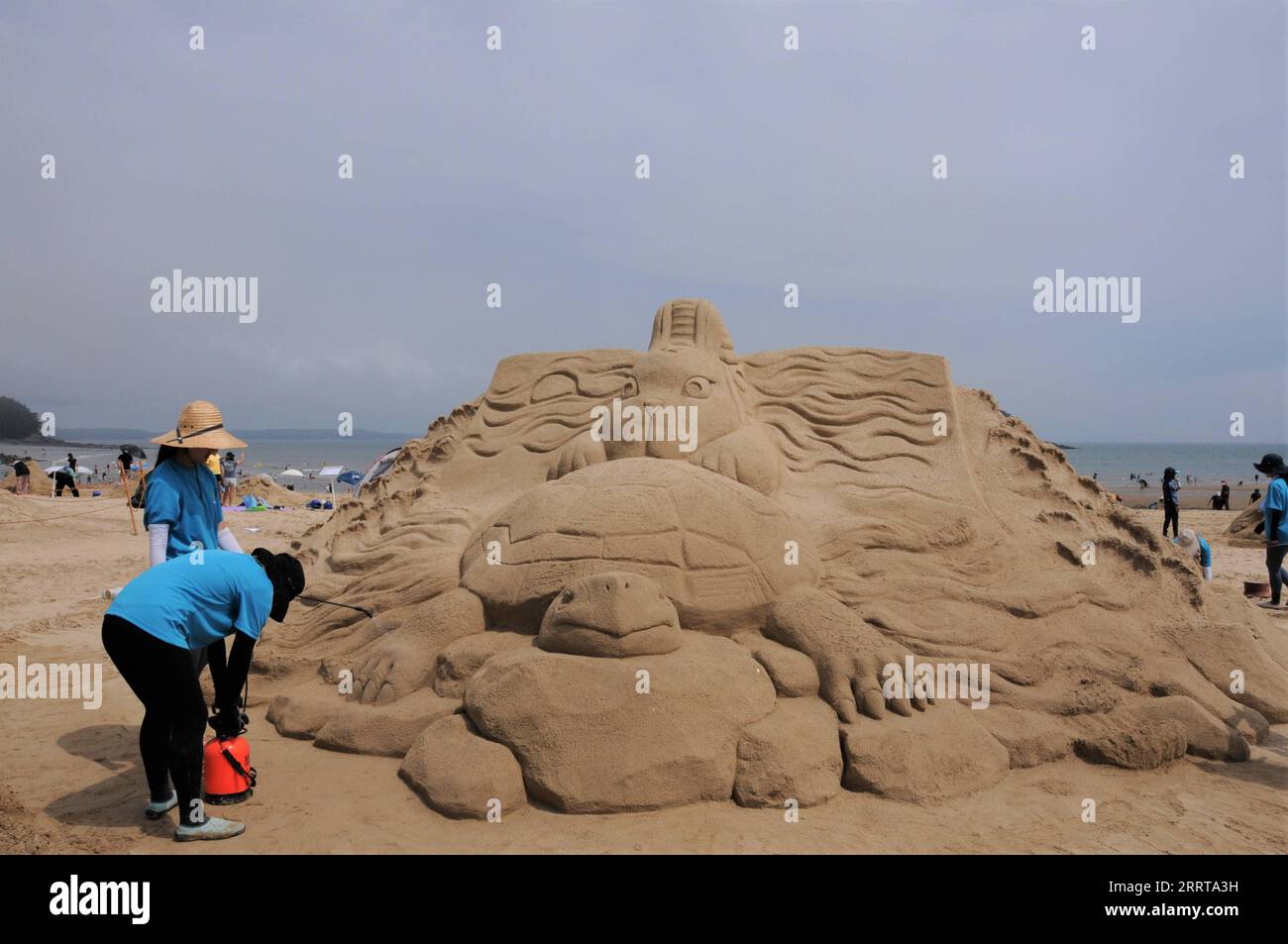 230708 -- TAEAN, 8. Juli 2023 -- Sandskulpturenliebhaber nehmen am 8. Juli 2023 an einem Sandskulpturenfestival am Yeonpo Beach im Taean County, Provinz South Chungcheong, Südkorea, Teil. SÜDKOREA-TAEAN-SANDSKULPTURFESTIVAL ZHOUXSIYU PUBLICATIONXNOTXINXCHN Stockfoto