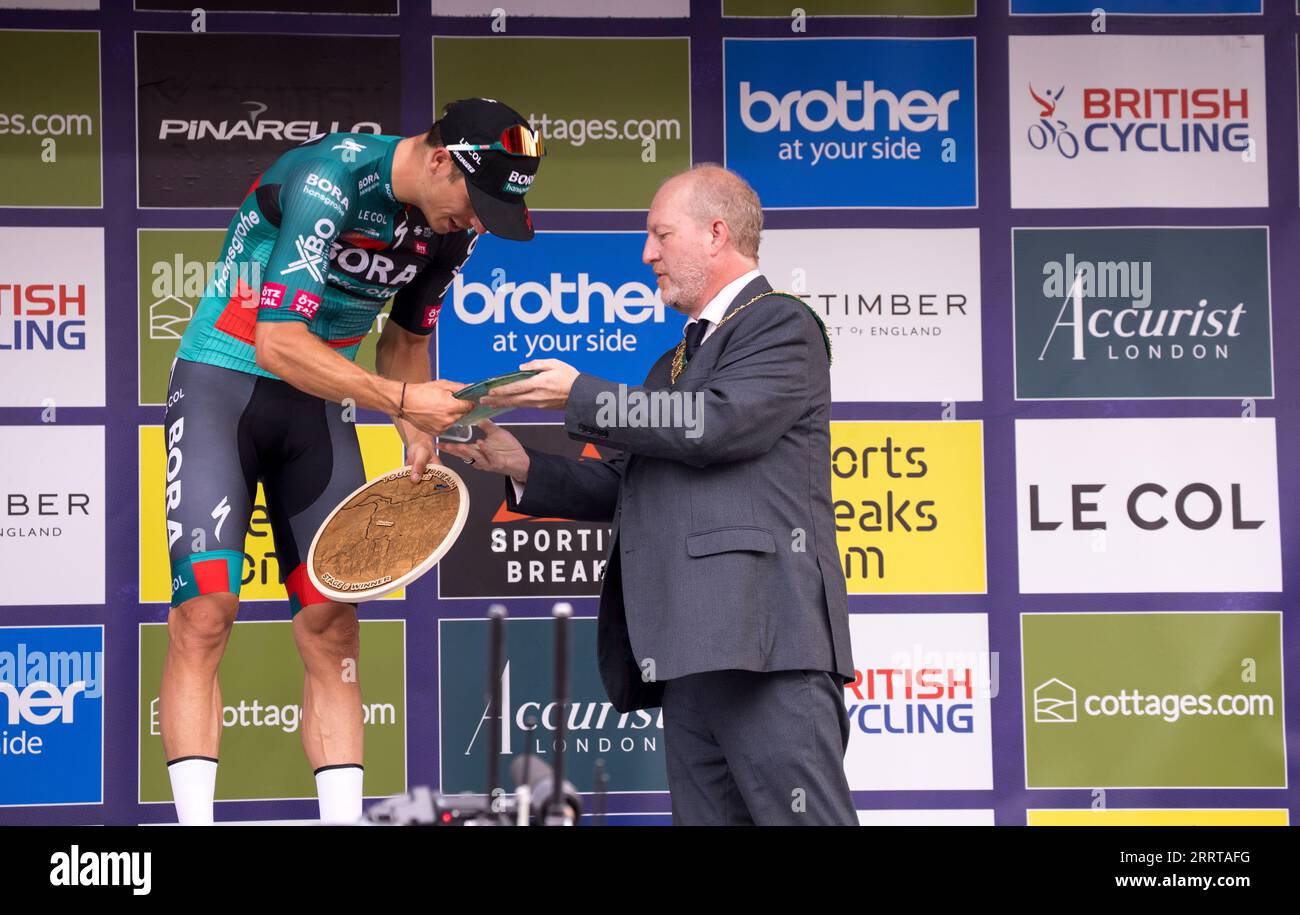 Danny Van Poppel Tour of Britain Stage 6 Gewinner auf dem Podium Harlow Essex nach einer Präsentation durch Würdenträger Harlow Council Stockfoto